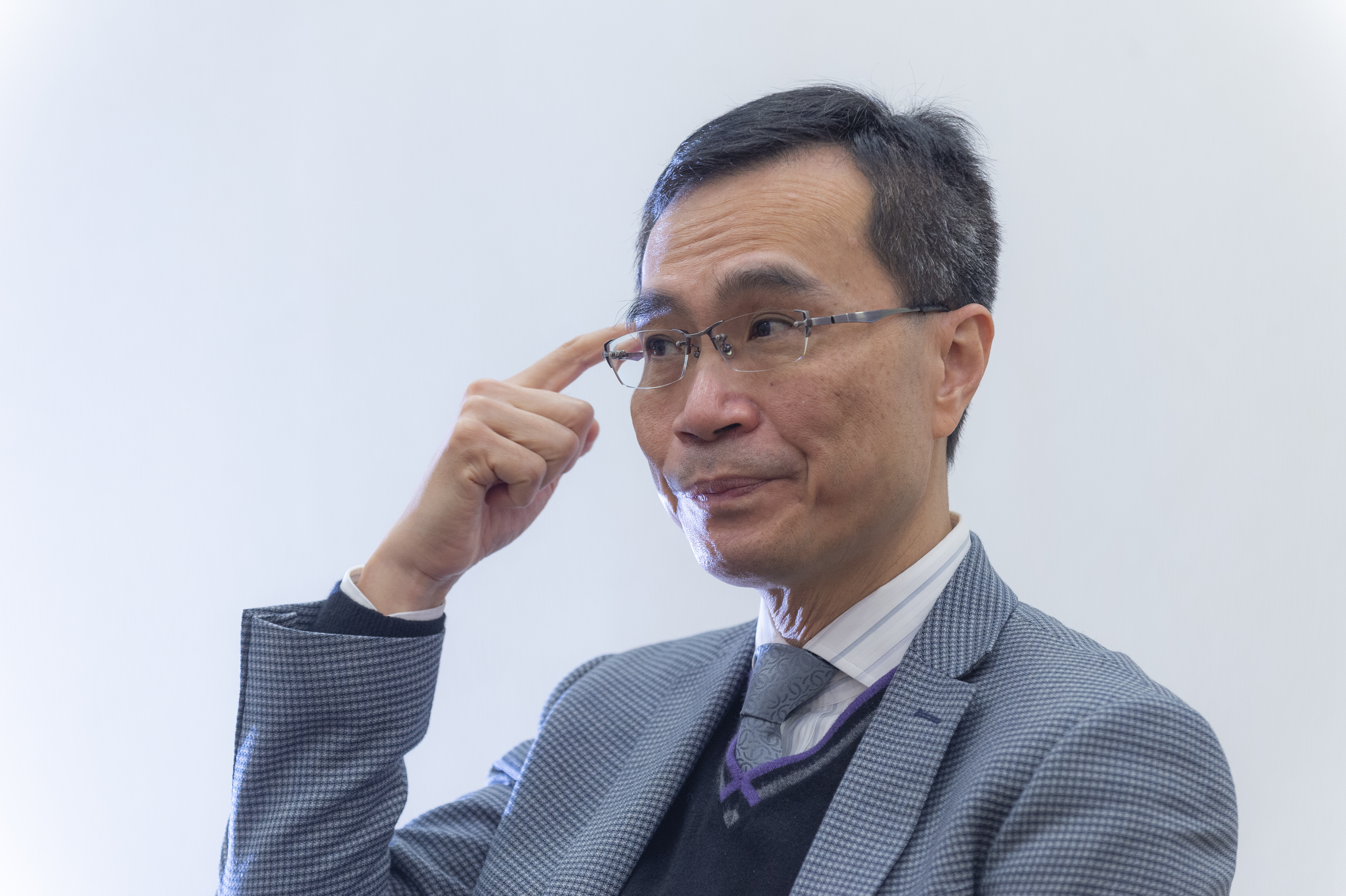 社群媒體發達，讓半真半假的訊息一天之內流傳千里。17年前也曾參與抗SARS的香港「港島東醫院聯網」總監陸志聰一天有三分之一時間在處理假訊息。