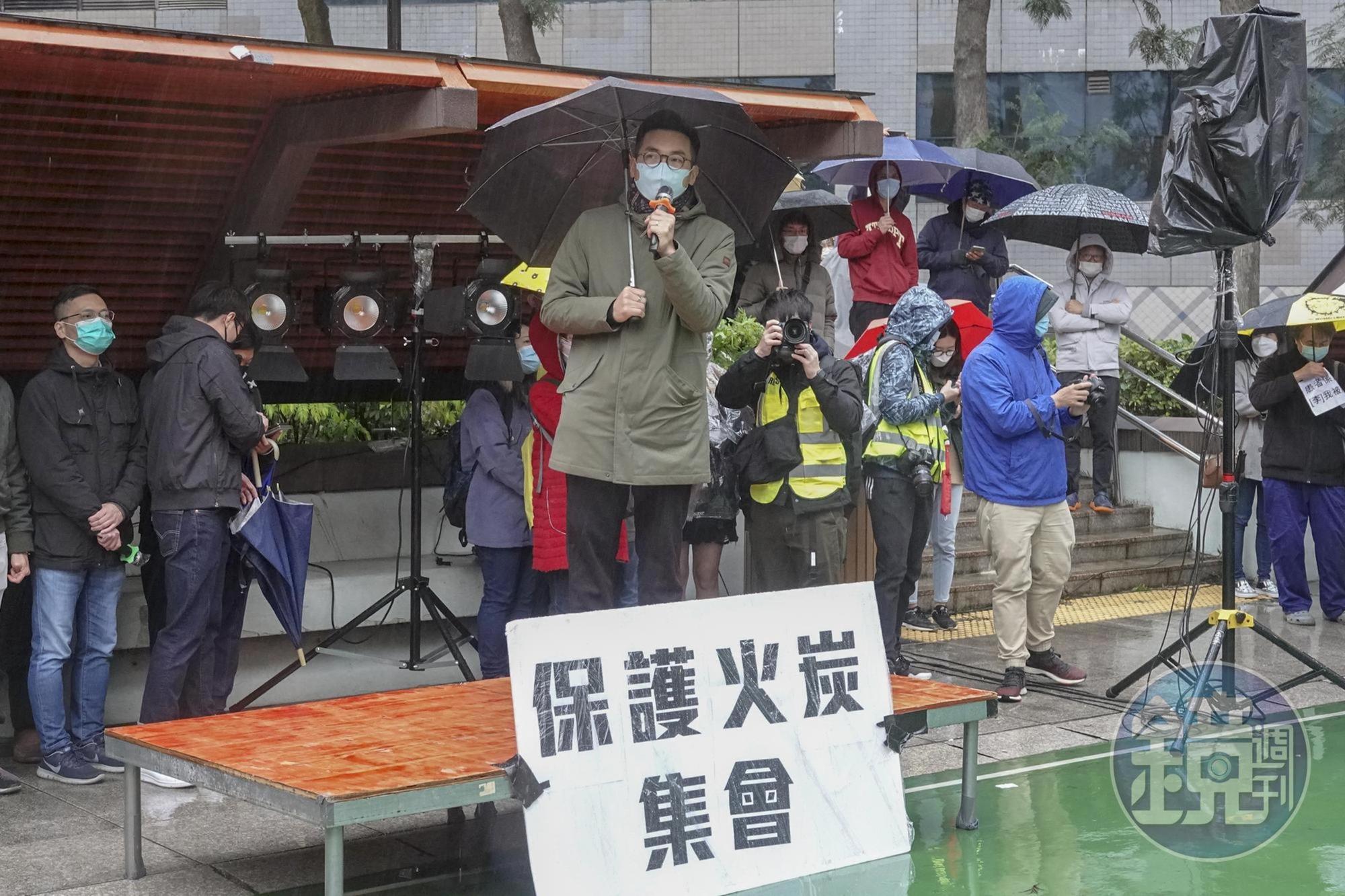 缺乏事前溝通便徵用公屋作為新冠肺炎隔離營,讓許多民眾憤慨,也陸續引發大規模示威抗議。
