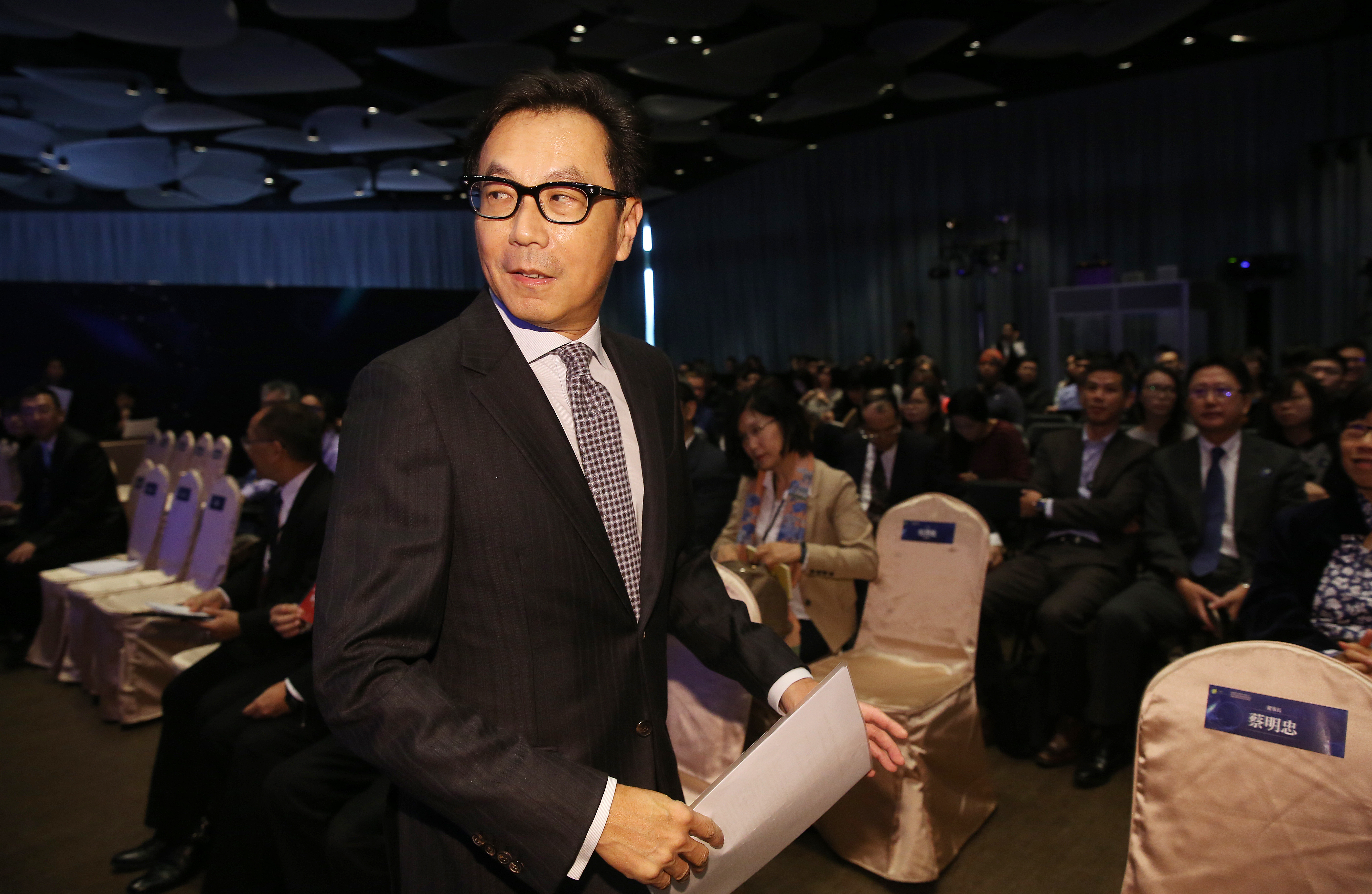 第一階段競標頻譜數量，台灣大董事長蔡明忠因盟友亞太電信臨陣退場，在三強中暫居下風。