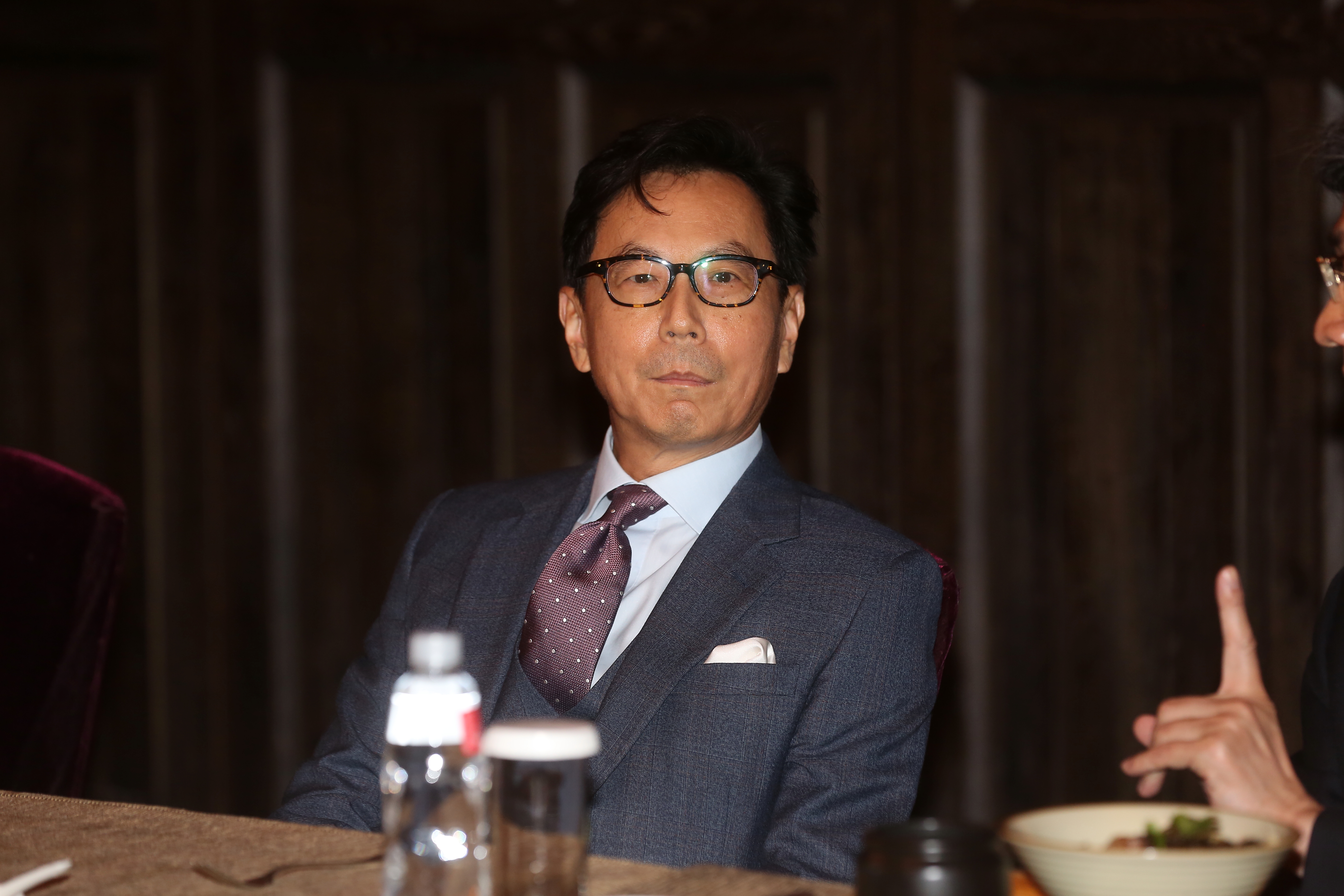 在競標前一晚，電信業者曾坐下來協商近10小時，最後仍破局，原因是關鍵人物蔡明忠沒出現。