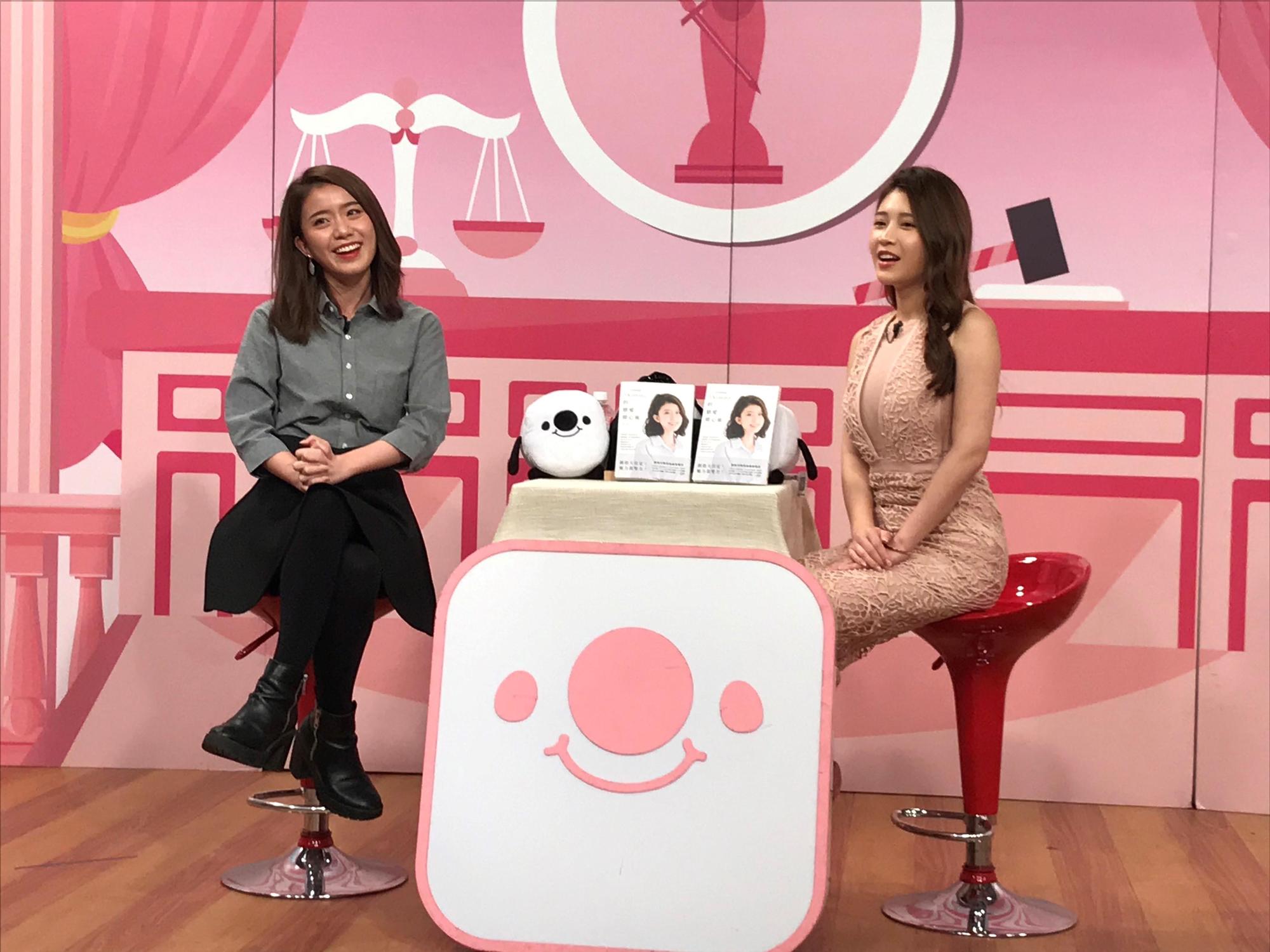 Skimmy(左)上《學姊受不了》接受雞排妹專訪。(學姊受不了提供)