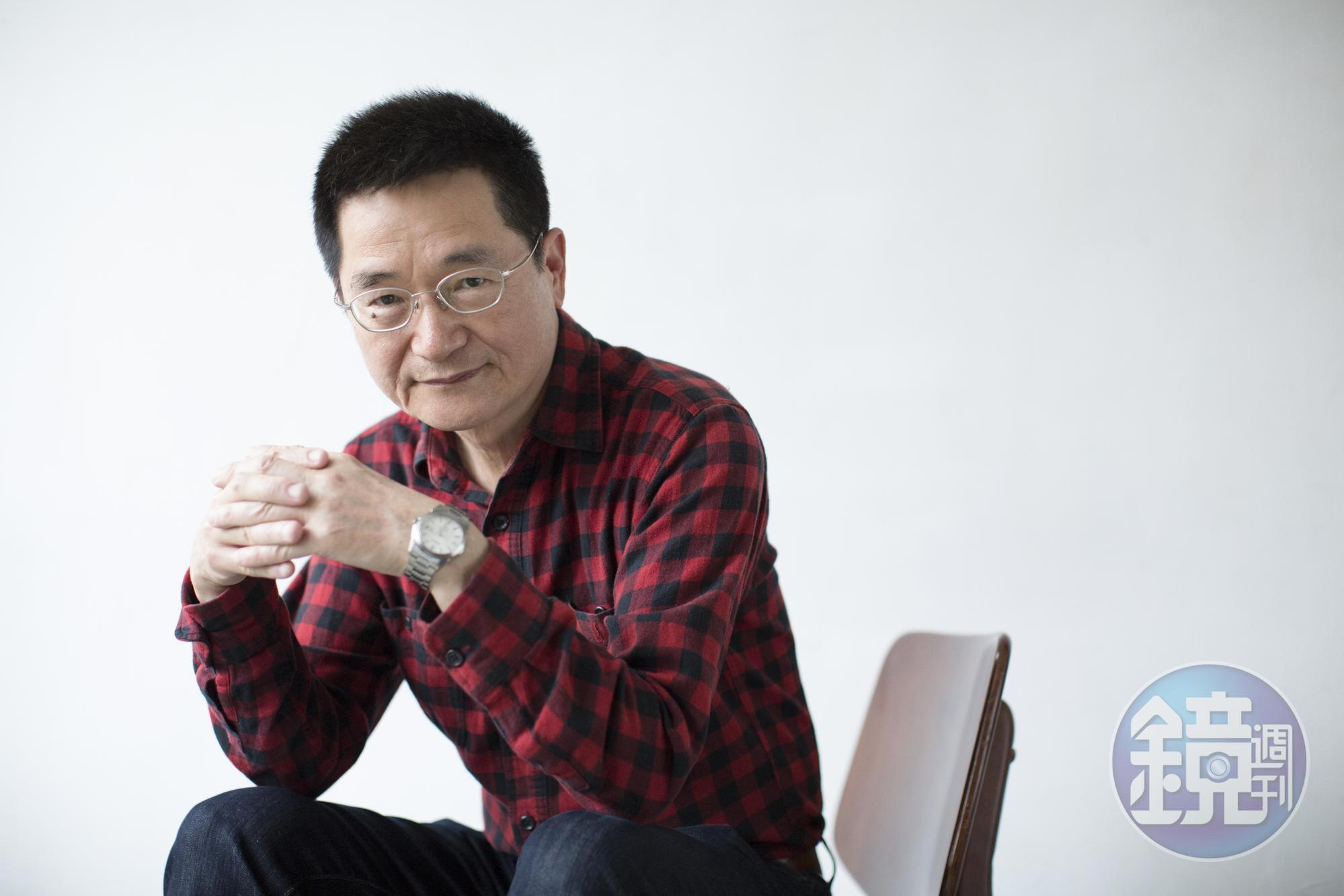王駿執筆的《十信風暴》小說,由當年全程參與報導的撰述,以小說形式呈現當年弊案之下的暗潮洶湧,揭密此案不為人知箇中內幕。