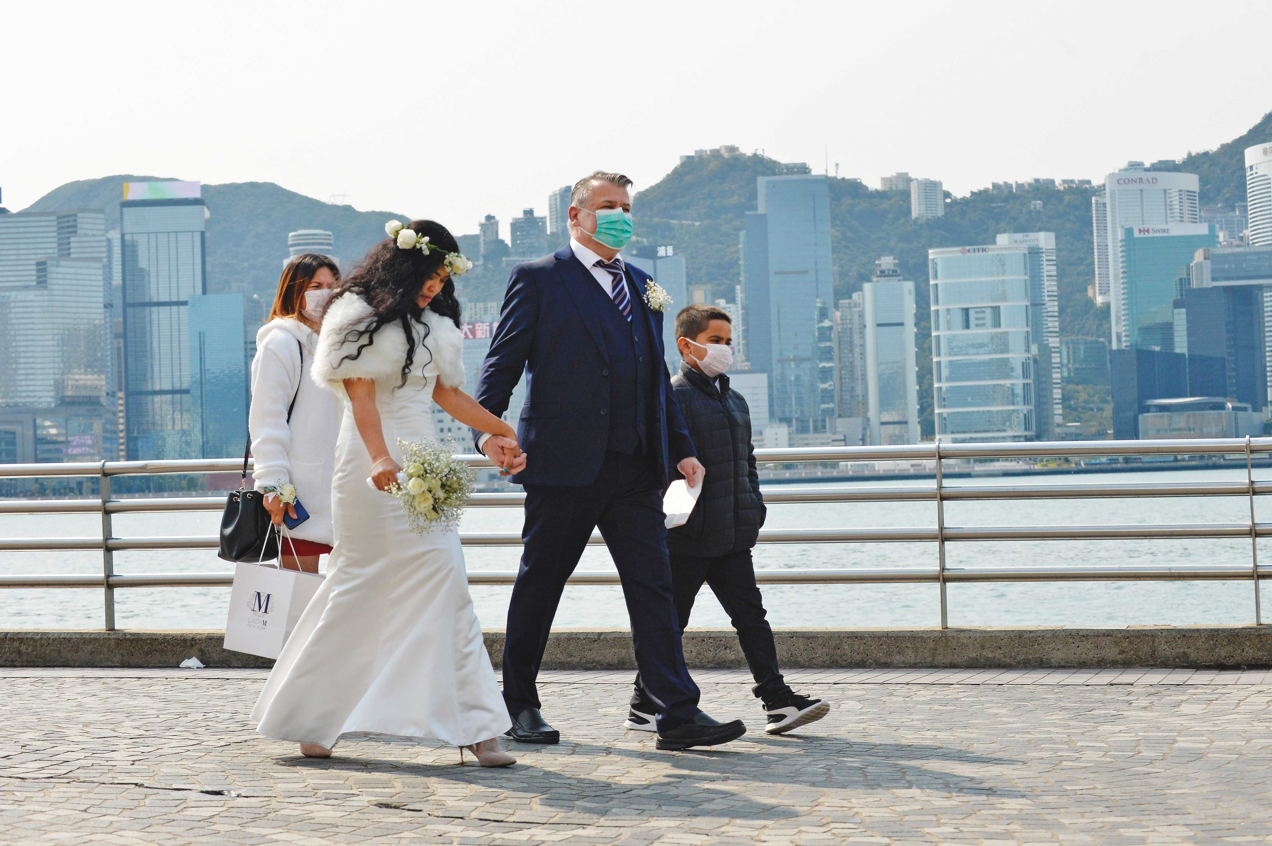 目前香港武漢肺炎確診人數不斷增加,市面上物資匱乏、口罩價格飆漲,加上市民對香港政府的不信任,都讓防疫充滿挑戰。