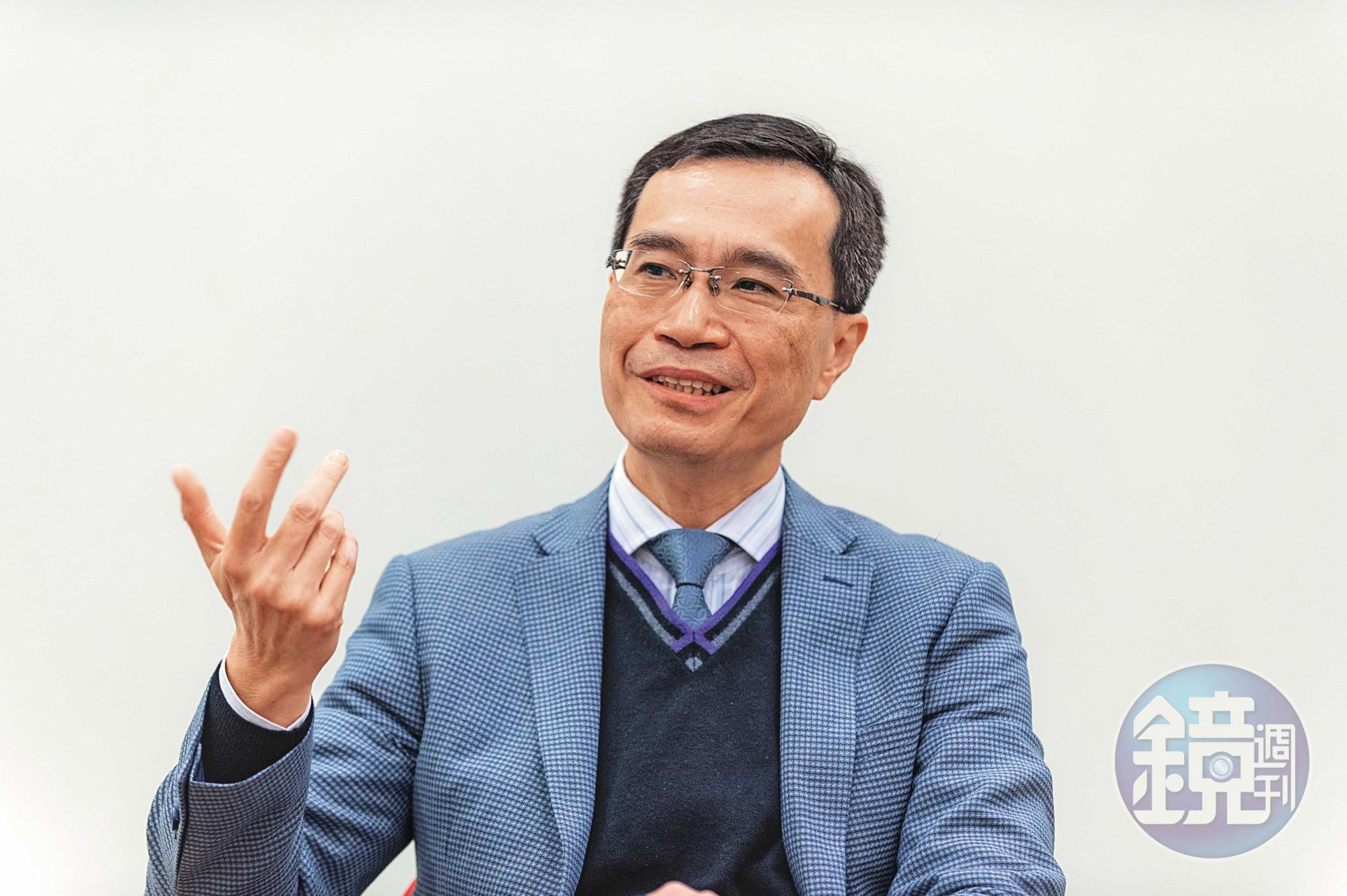 社群媒體發達,讓半真半假的訊息一天之內流傳千里。十七年前也曾參與抗SARS的香港「港島東醫院聯網」總監陸志聰(圖),一天有三分之一時間在處理假訊息。
