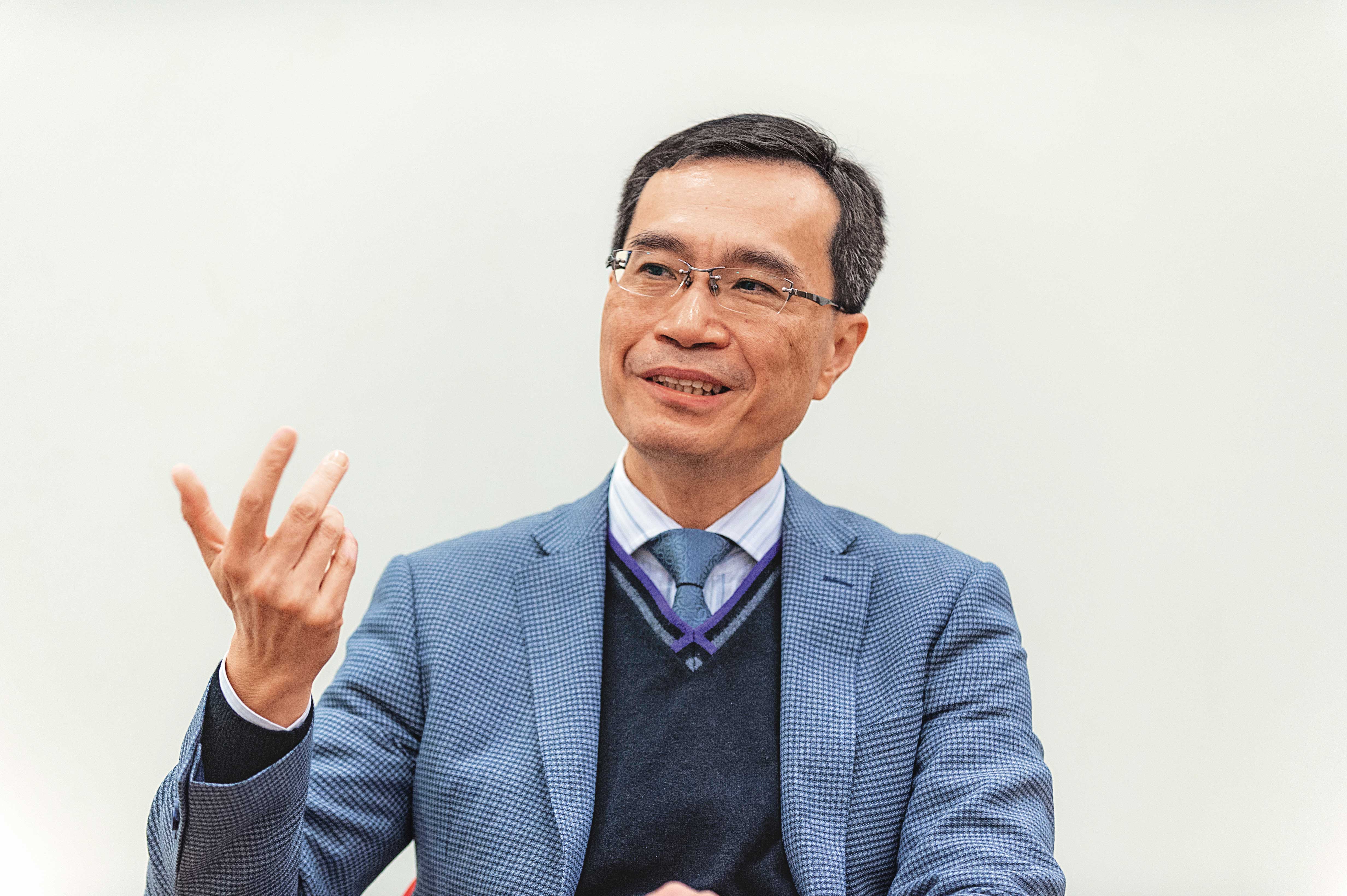 社群媒體發達,讓半真半假的訊息一天之內流傳千里。十七年前也曾參與抗SARS的香港「港島東醫院聯網」總監陸志聰(圖),一天有三分之一時間在處理假訊息。