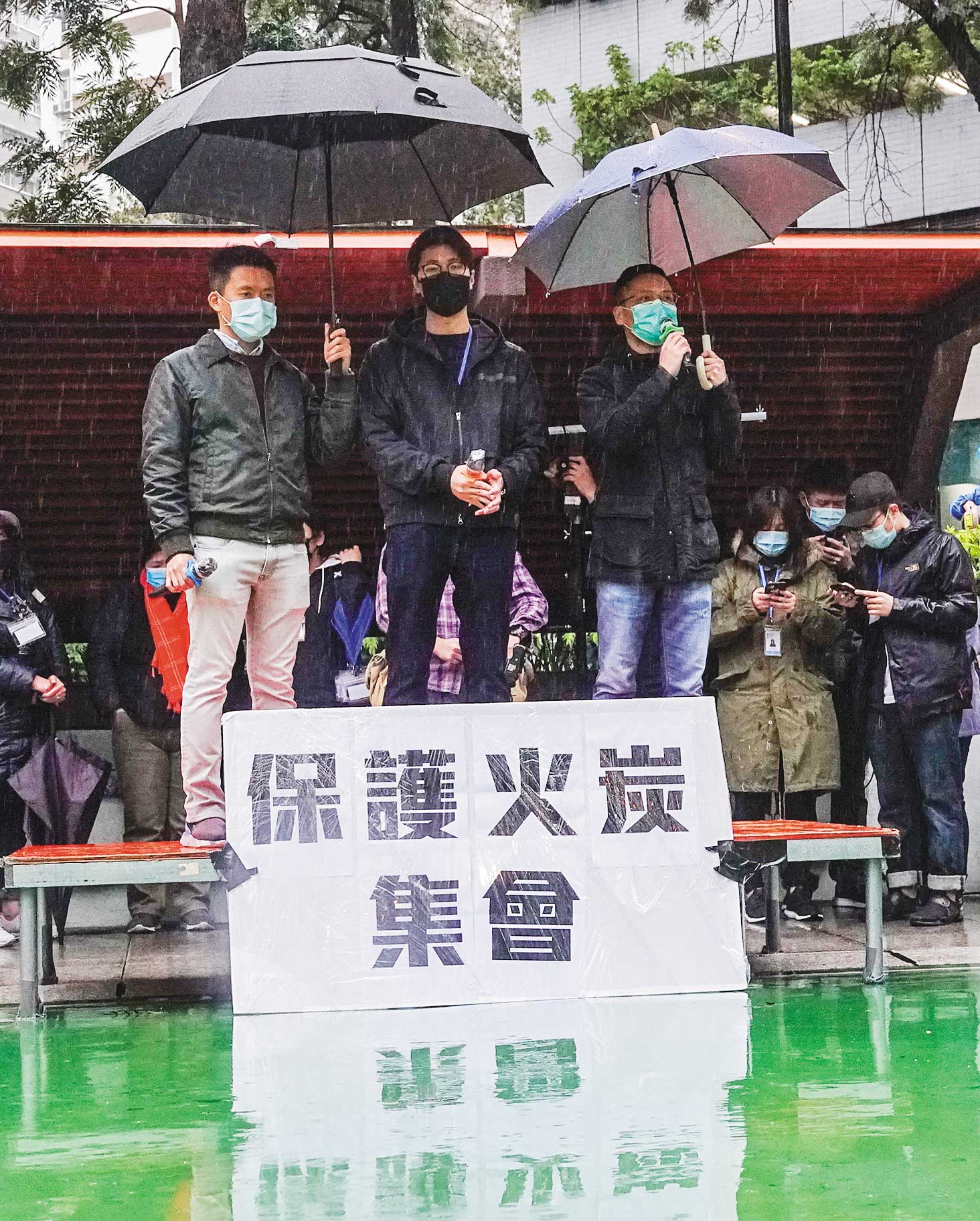 缺乏事前溝通便徵用公屋作為武漢肺炎隔離營,讓許多民眾憤慨,也陸續引發大規模示威抗議。