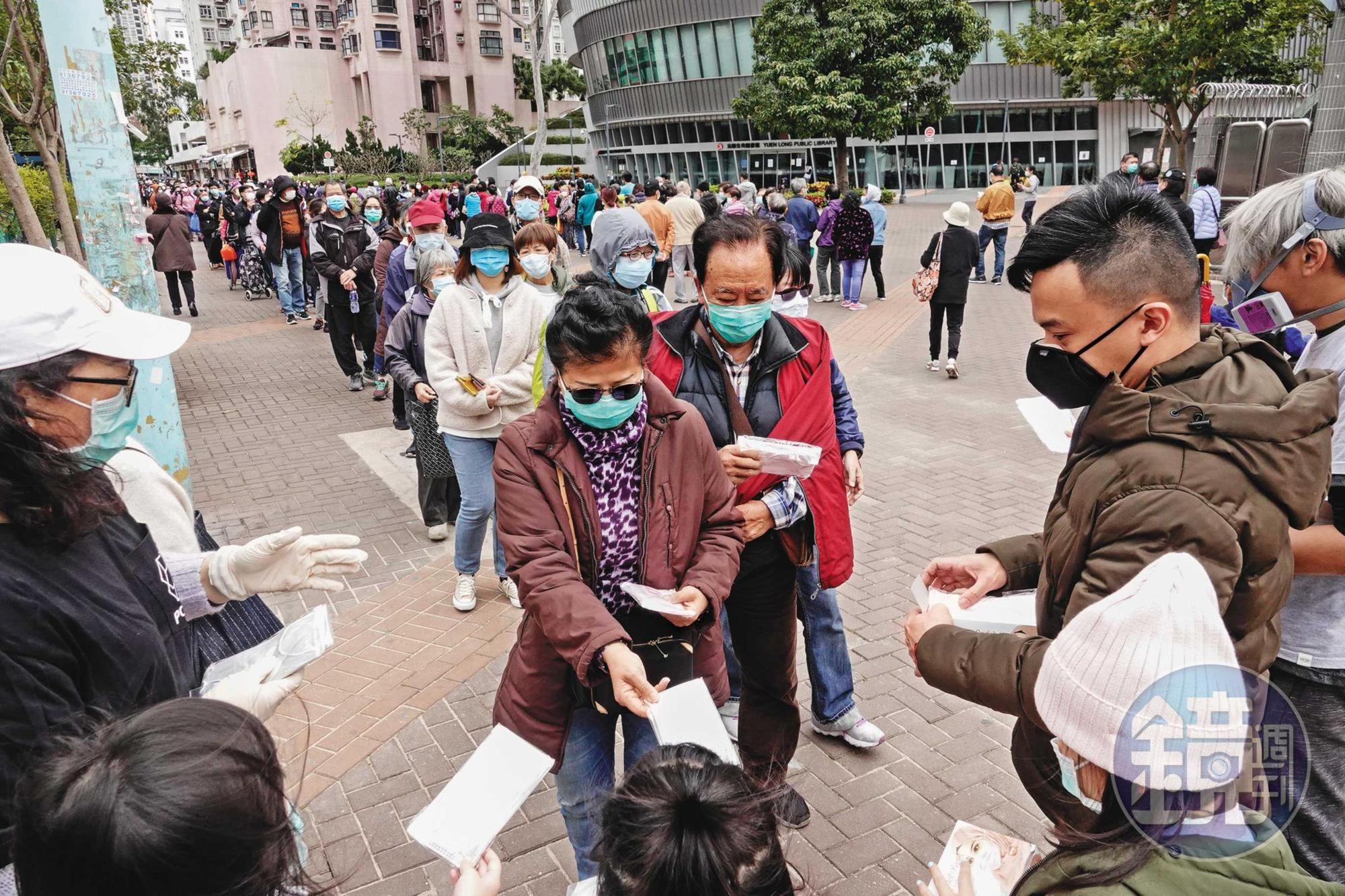對香港政府極度失望下,港人只能另謀自救之道,像是知名政論家劉細良(圖)添購了3D列印機自製口罩,也有人集資成立口罩工廠,準備自產自救。