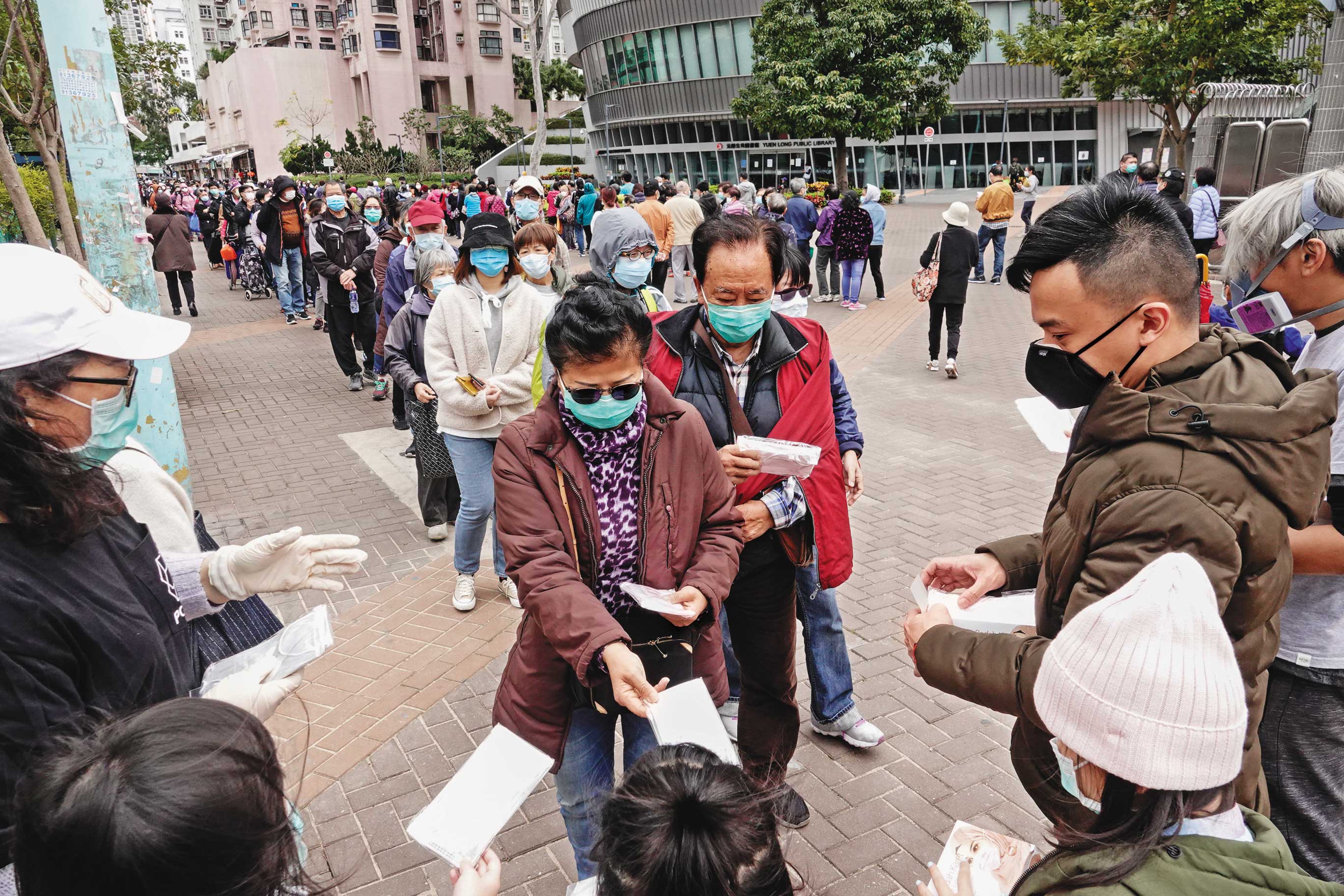 對香港政府極度失望下,港人只能另謀自救之道,像是知名政論家劉細良(圖)添購了3D列印機自製口罩,也有人集資成立口罩工廠,準備自產自救。