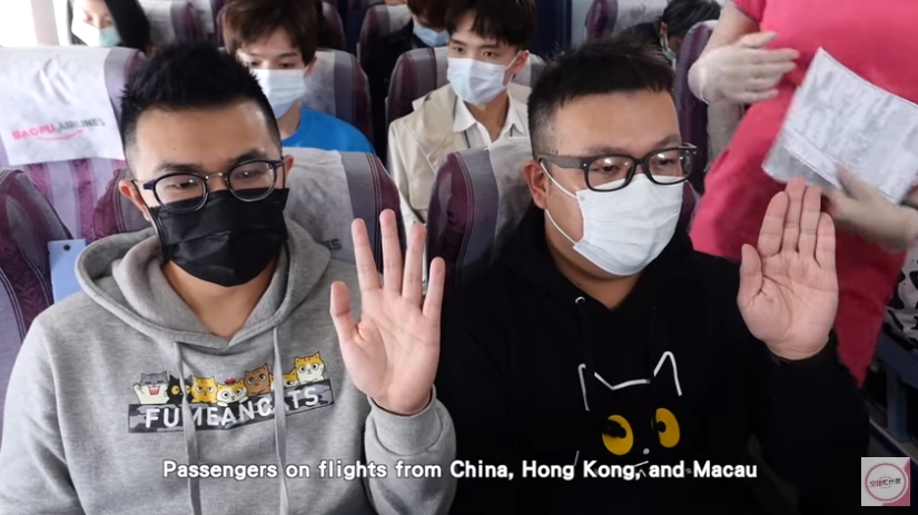 知名YouTuber「黃阿瑪的後宮生活」的志銘和狸貓客串機上防疫公益宣導影片。（翻攝空姐忙什麼X抖一個包福YouTube頻道）
