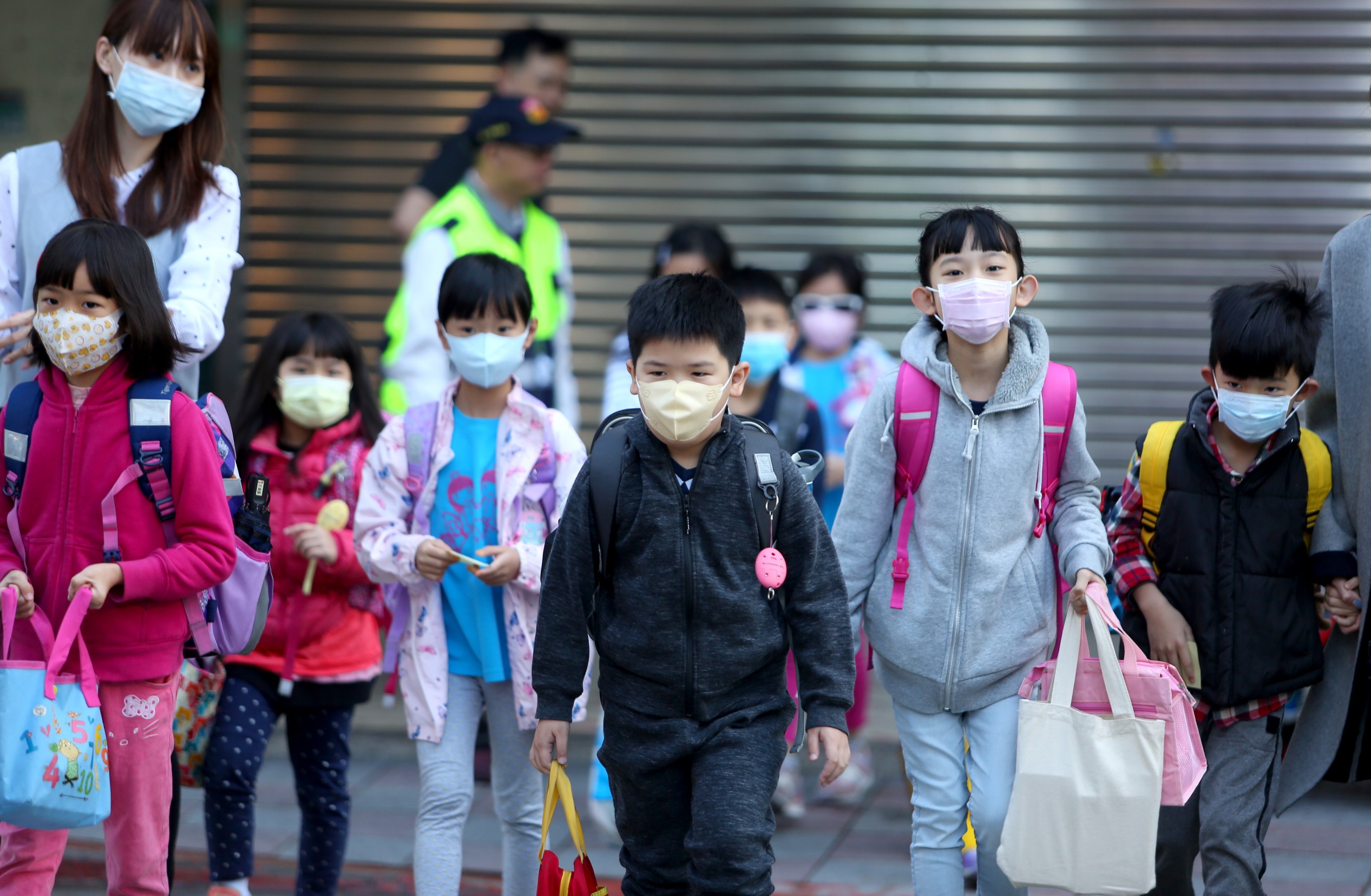 今天是開學日，本刊實際到國小門口觀察，發現學生基本上都戴上口罩。