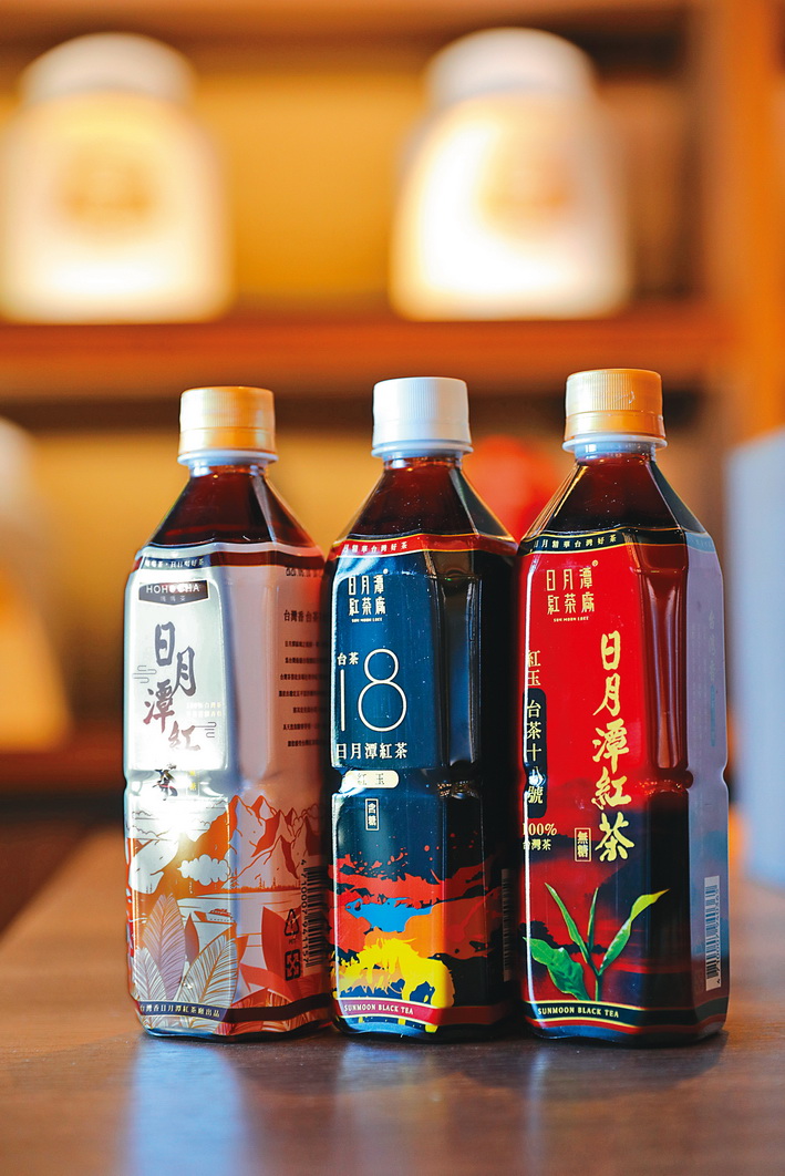 以台灣紅玉及台茶18號製作罐裝的紅茶飲料，有無糖與微甜款式可選擇。（皆30元／罐）