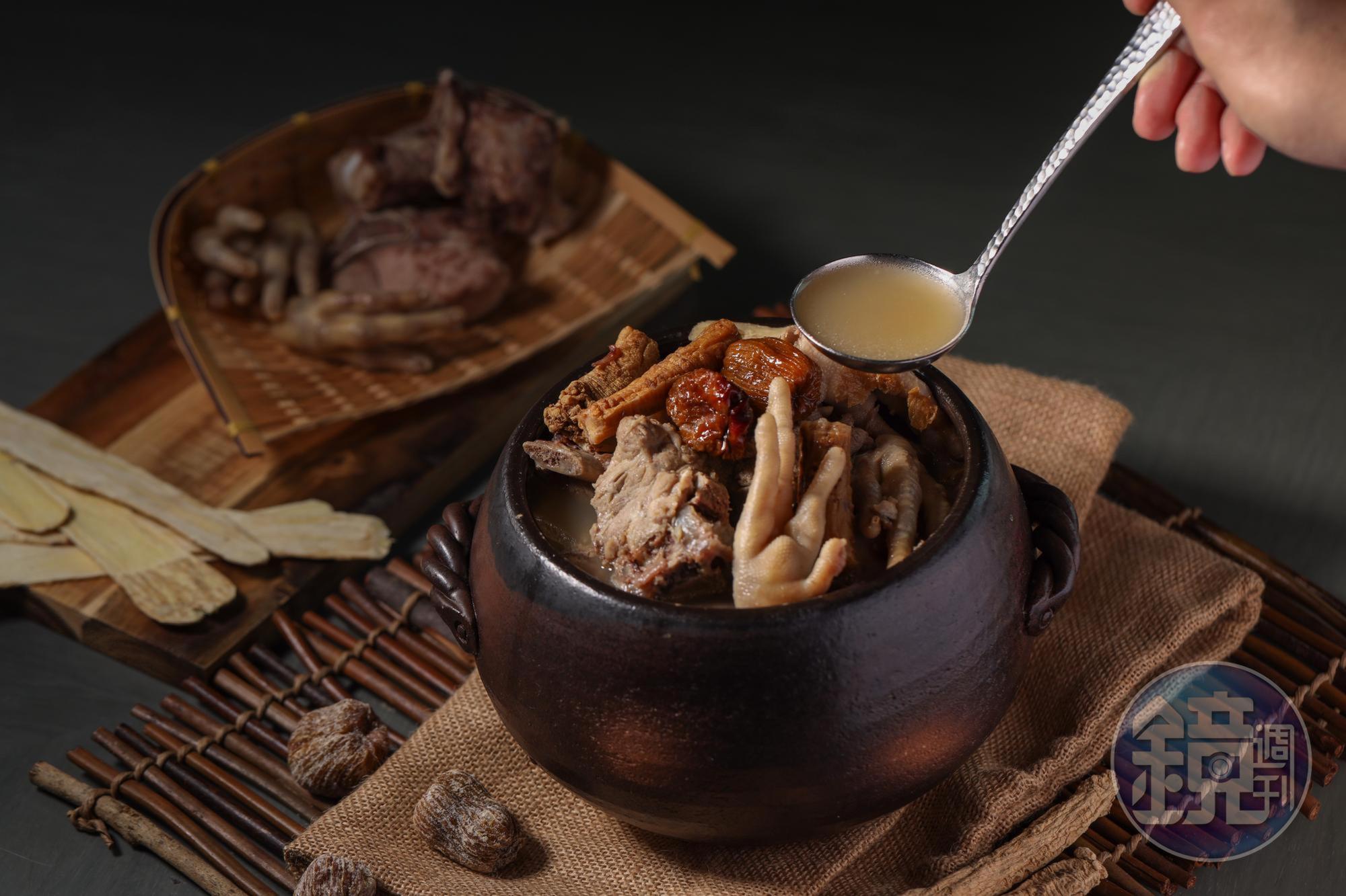 新派粵菜餐廳「望月樓」的廣式老火煲湯，湯頭醇郁，肉料味美不柴爛，中藥材能滋補養身。