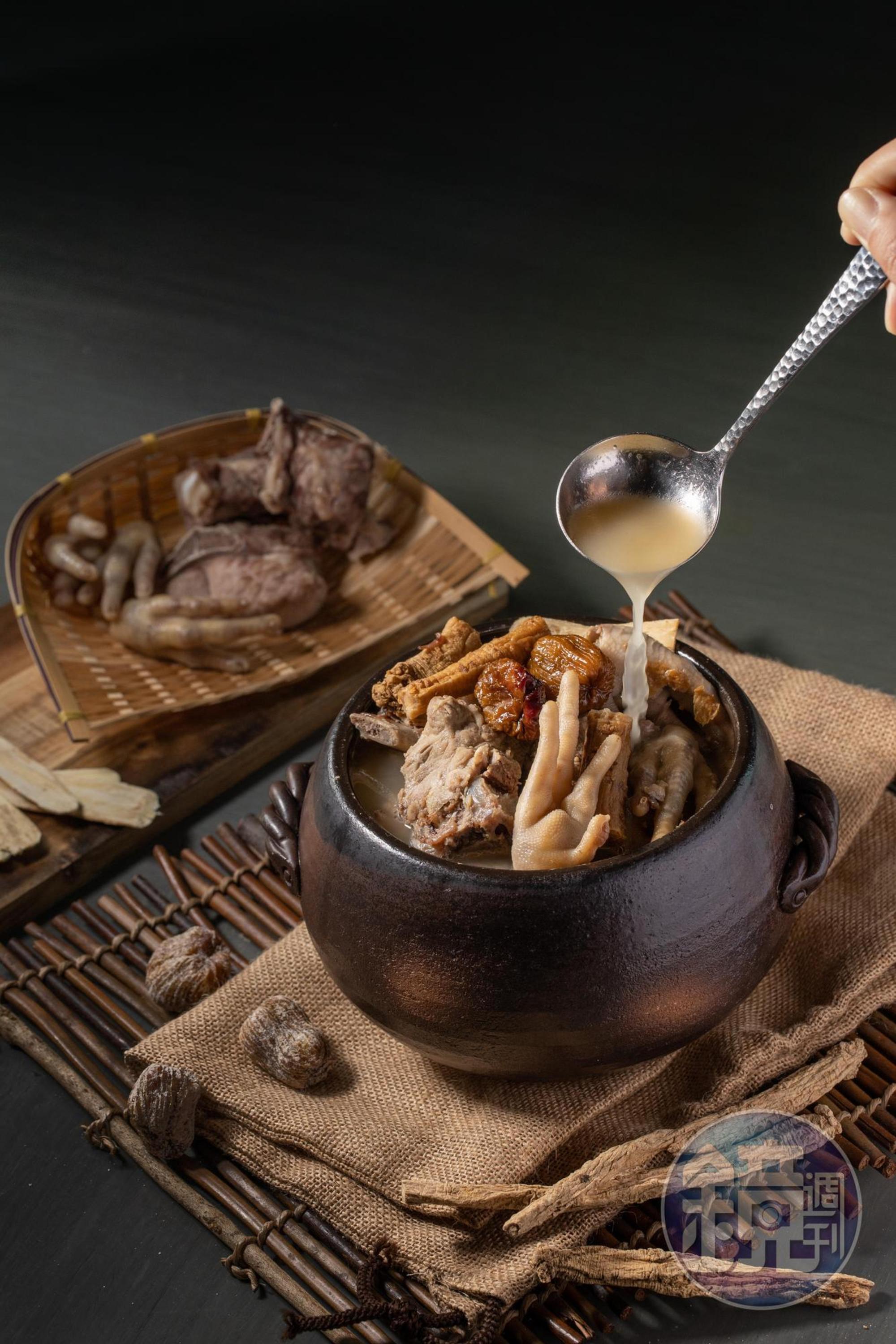 「黨參北芪煲豬骨湯」湯頭甘甜不油膩，有豬骨的香氣，排骨肉嫩甜不柴。（480元／份）
