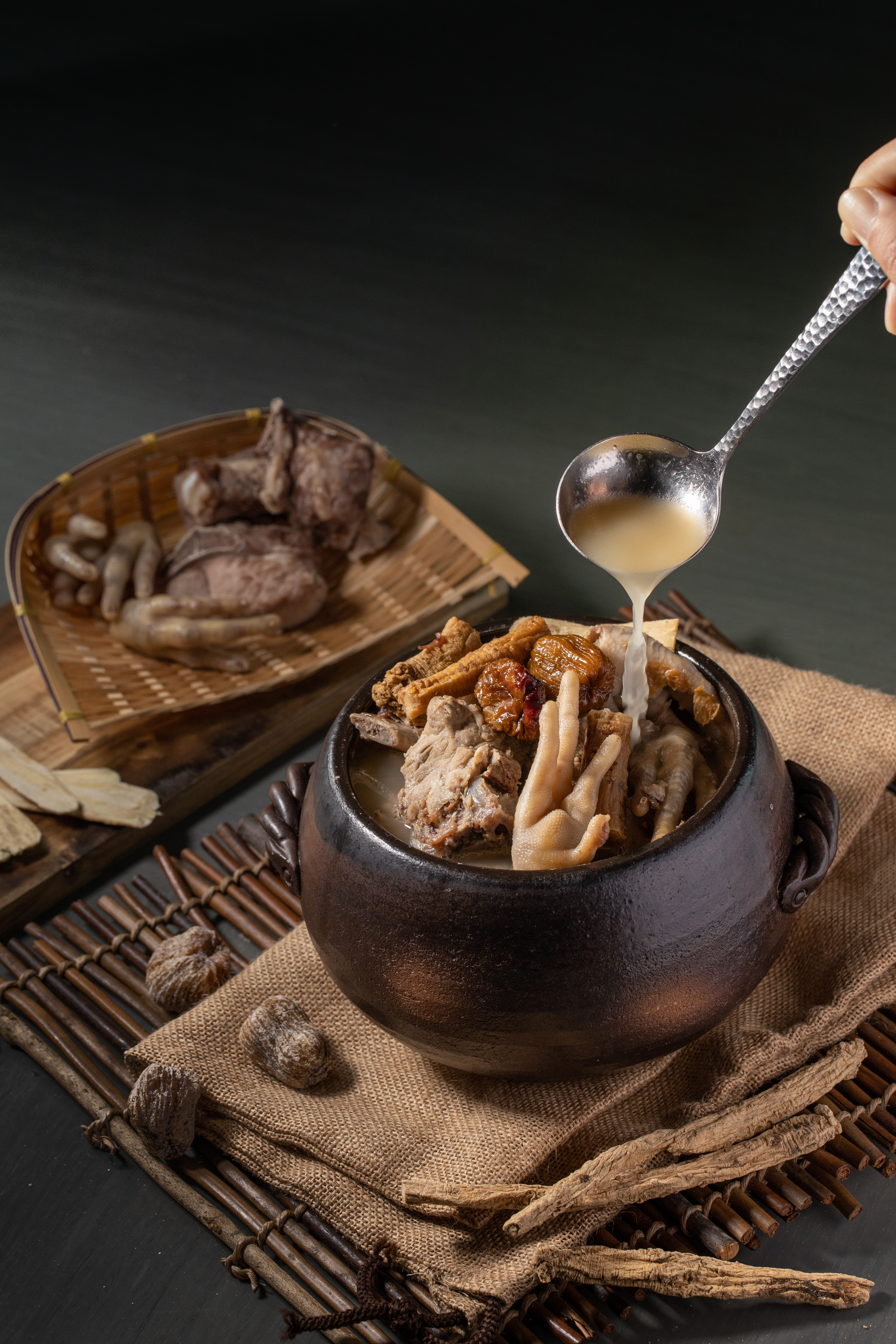 「黨參北芪煲豬骨湯」湯頭甘甜不油膩，有豬骨的香氣，排骨肉嫩甜不柴。（480元／份）