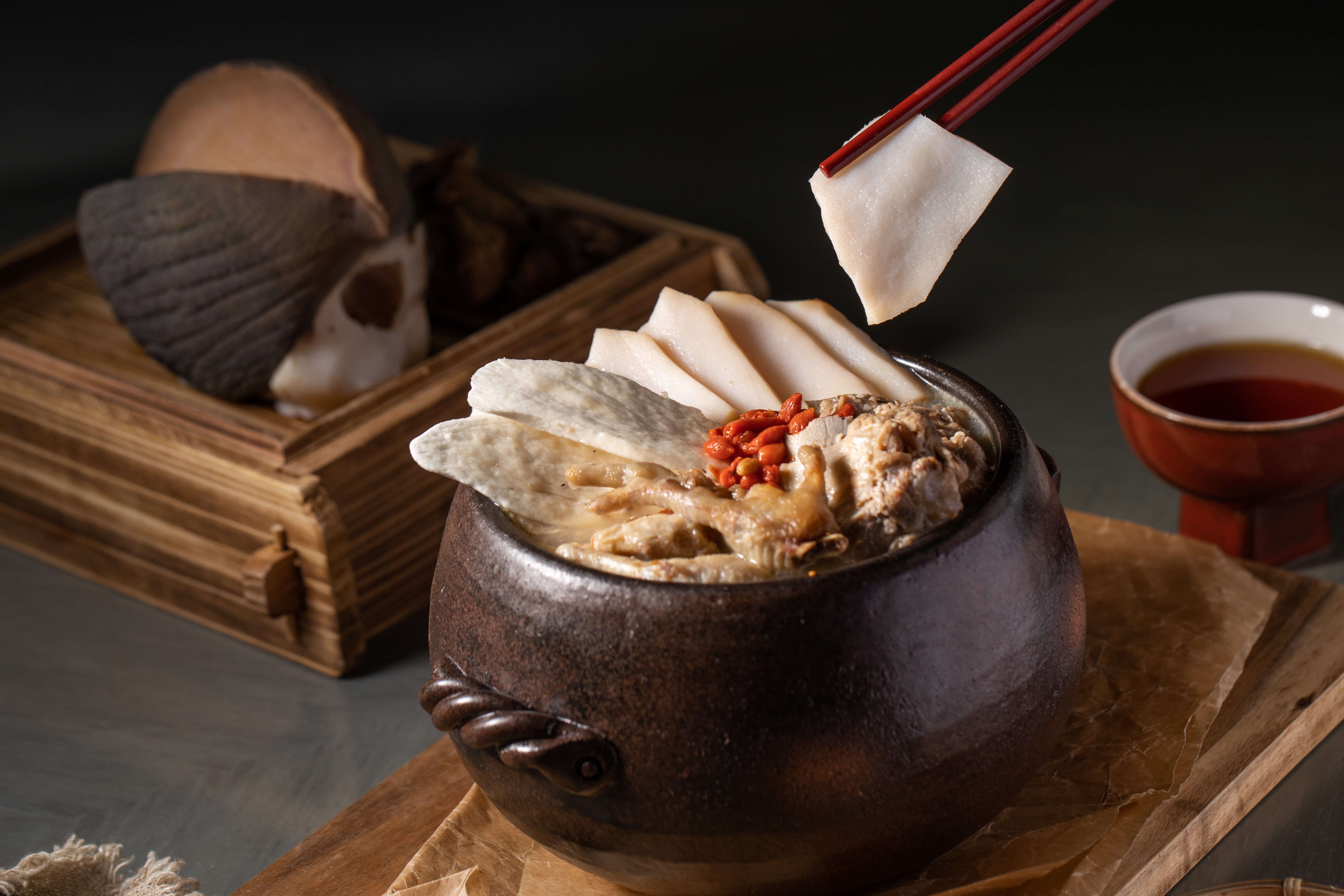 「淮山杞子煲海螺湯」湯味濃郁鮮甜，有黏嘴膠質，螺肉口感彈Ｑ，淮山片鬆綿。（480元／份）