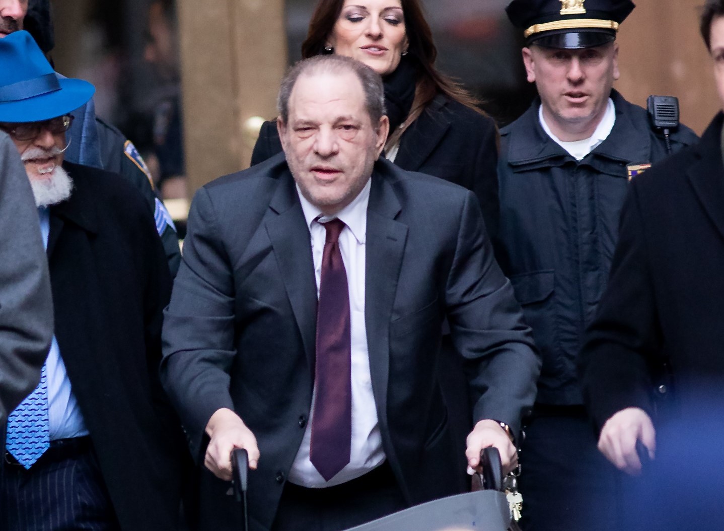 哈維韋恩斯坦(中)出席紐約刑事法庭,被控性侵官司的審判。(翻攝自東方IC)