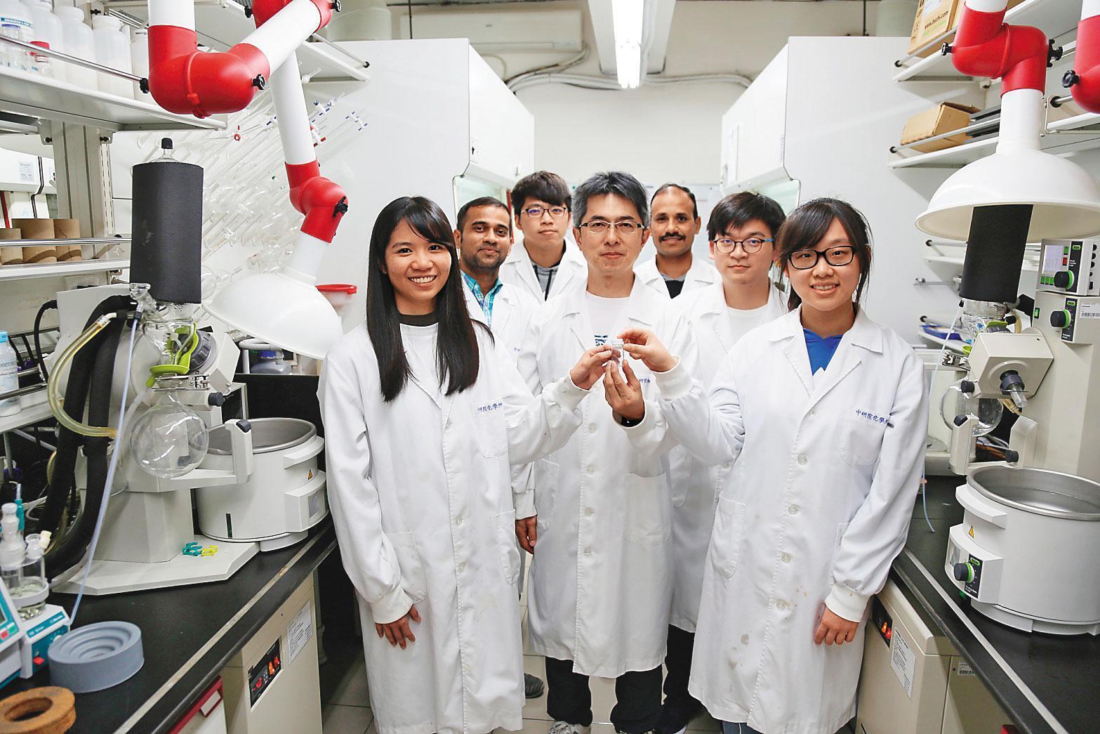中研院化學所副研究員陳榮傑率領的7人團隊,短短2週合成可能有效治療武漢肺炎的「瑞德西韋」,藥物純度高達97%。(中研院提供)
