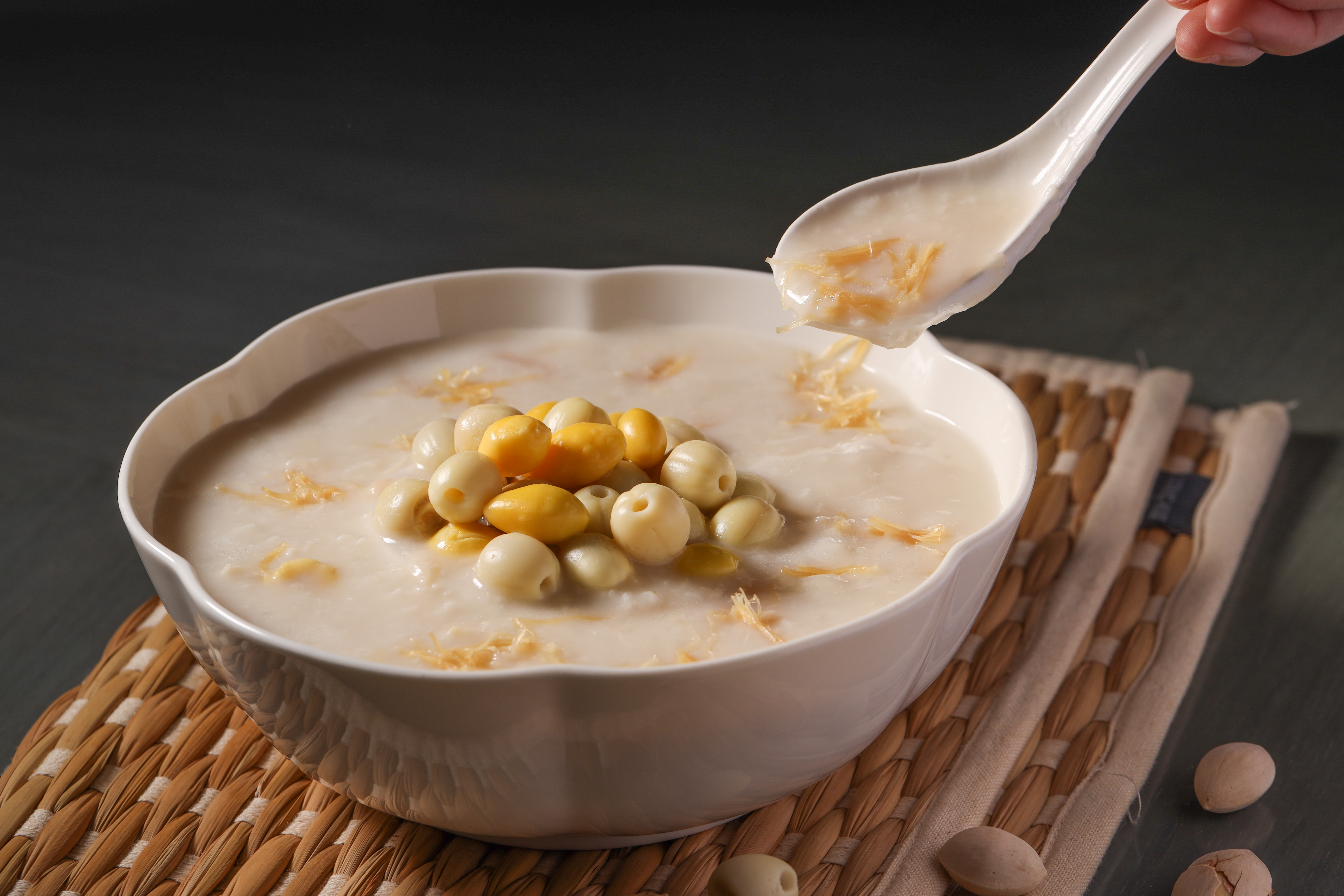 白果能止咳、溫肺益氣，蓮子可養心安神，將2種食材煮成熱粥，能舒緩咳嗽的不適。