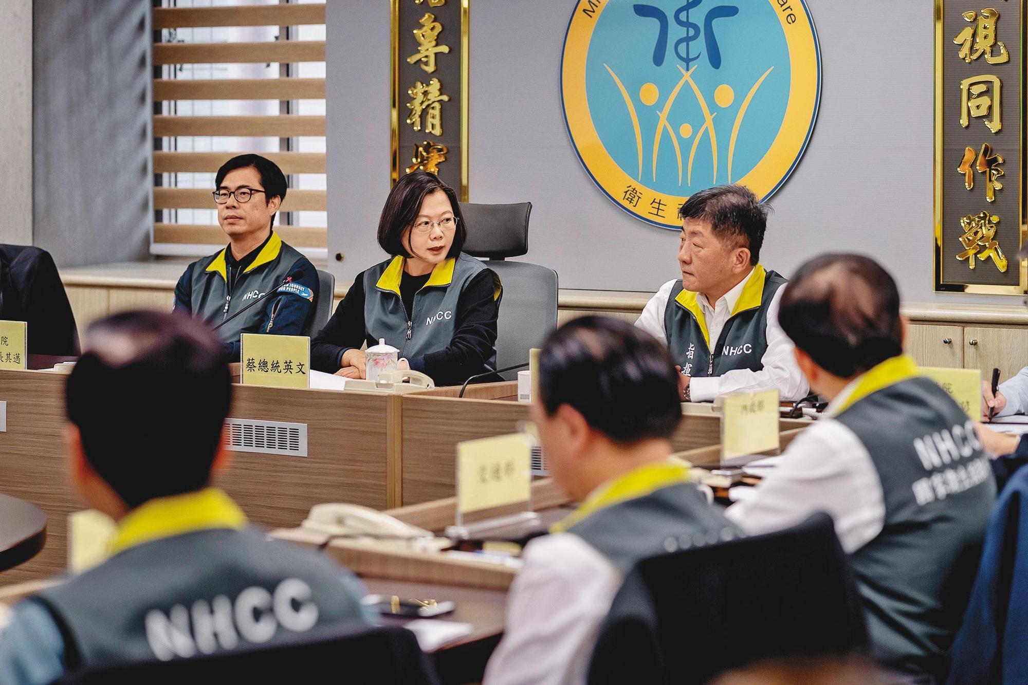 我國政府積極與民間單位合組抗疫國家隊，預先做好長期抗戰準備。圖為總統蔡英文赴指揮中心感謝防疫人員辛勞。（總統府提供）