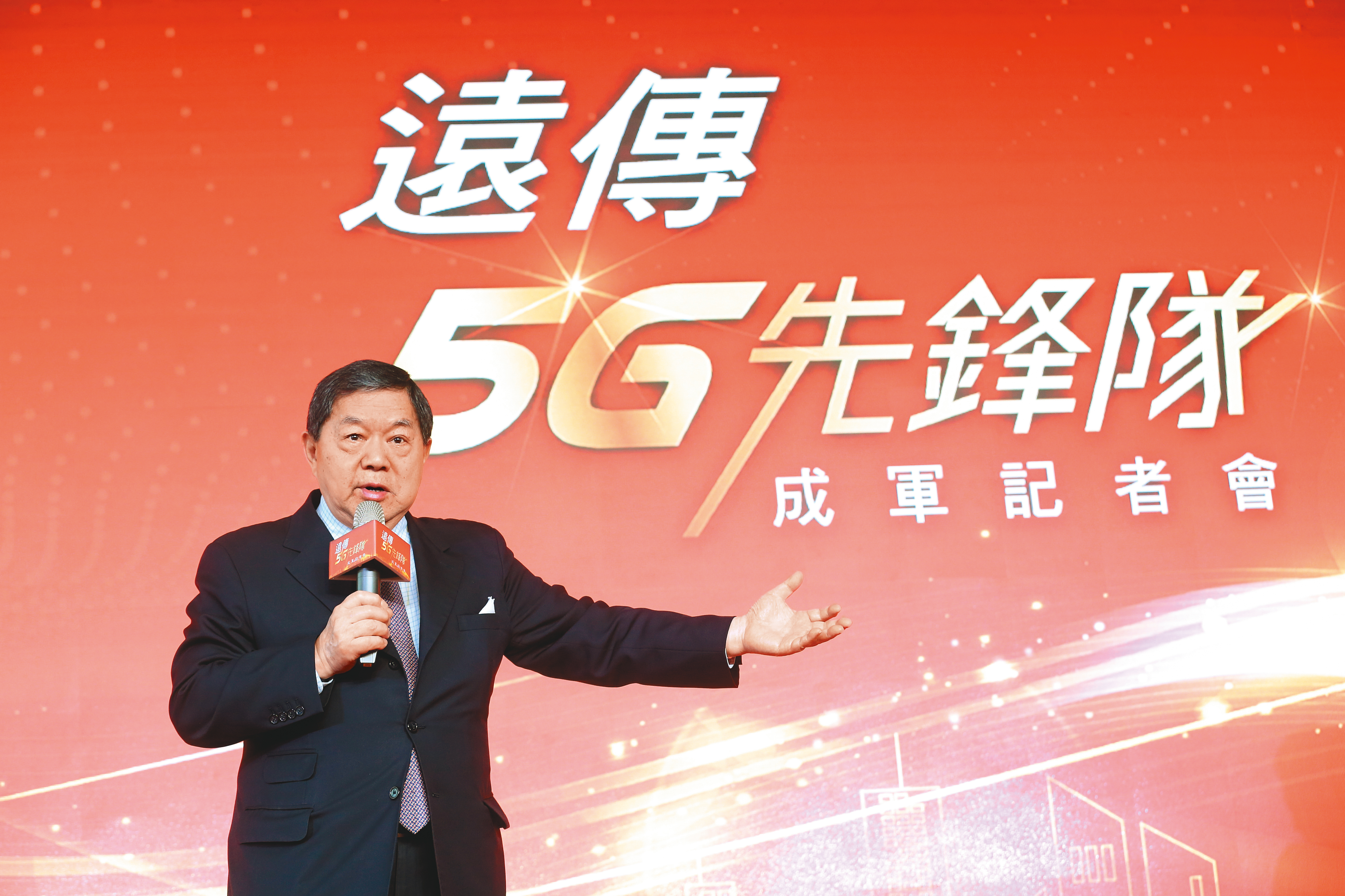 遠傳董事長徐旭東這次砸大錢標5G,就是企圖超越數位匯流布局領先的台灣大。