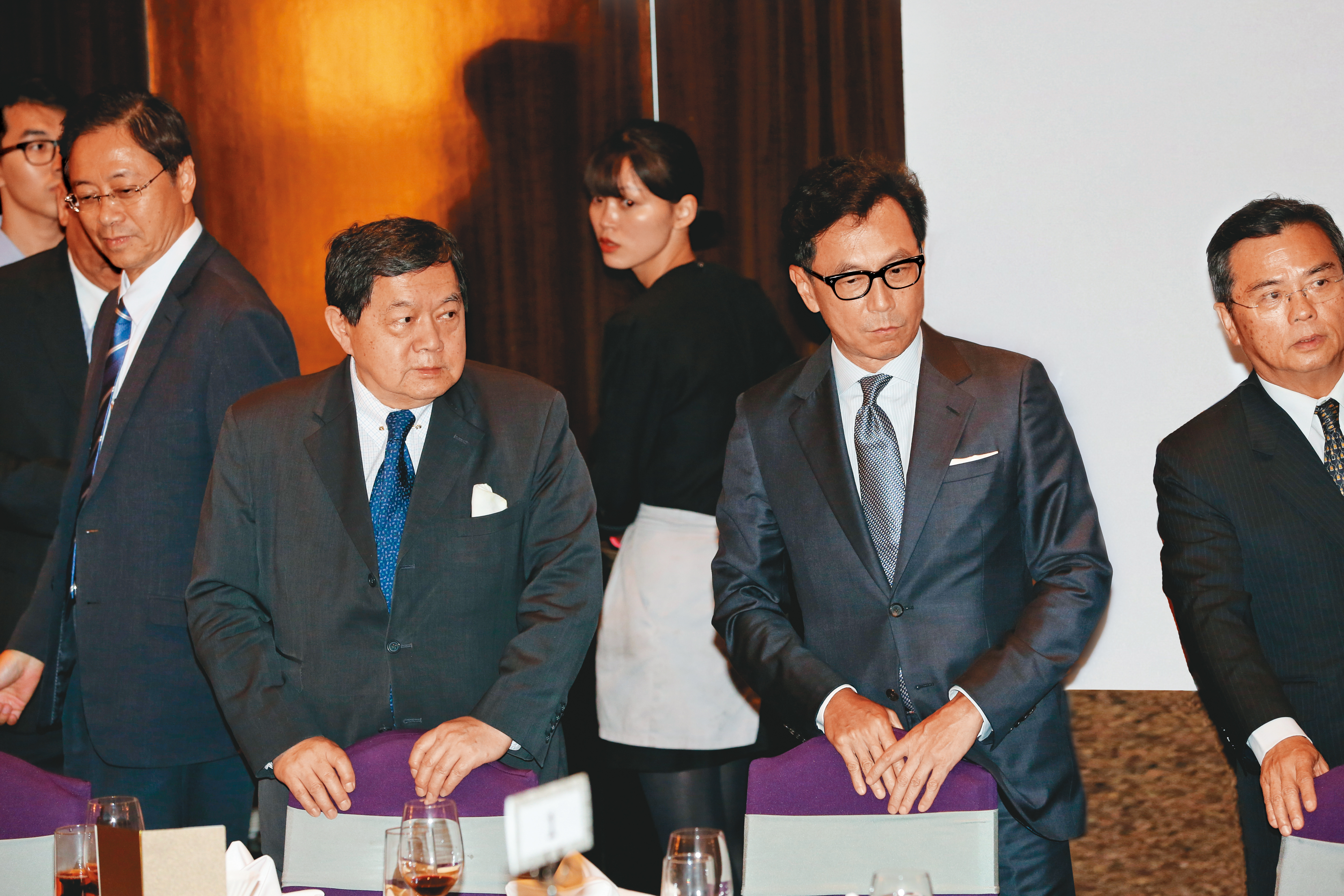 台灣大董事長蔡明忠在本次5G競標出價保守,反觀遠傳董事長徐旭東一出手,就展現非拿不可的氣勢。