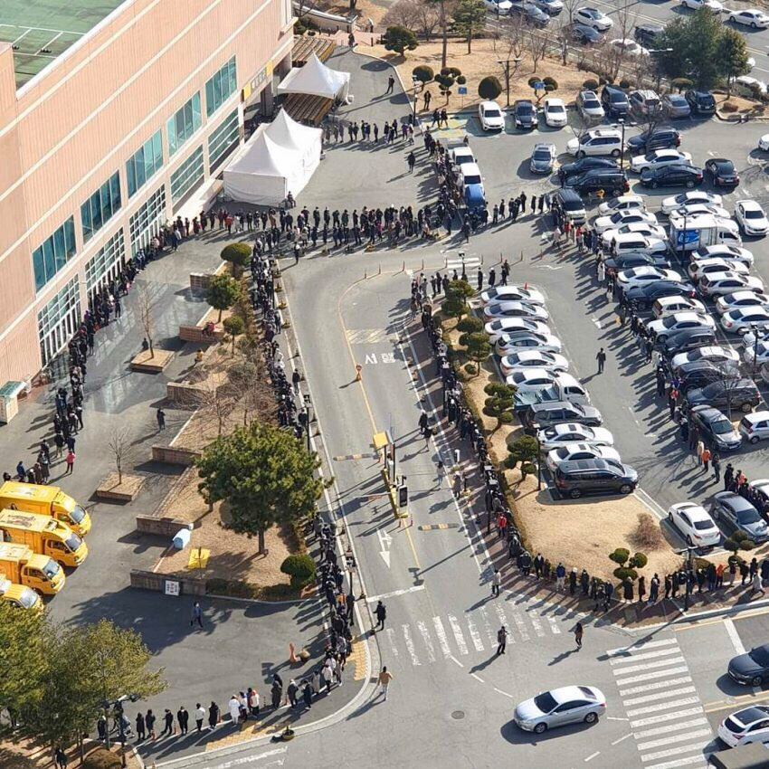 南韓大邱市出現民眾排隊搶購口罩潮,短短2小時已經賣出48萬個口罩。(翻攝自網路)