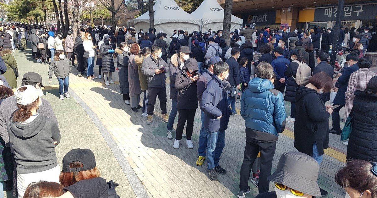 南韓大邱市出現民眾排隊搶購口罩潮,短短2小時已經賣出48萬個口罩。(翻攝自網路)