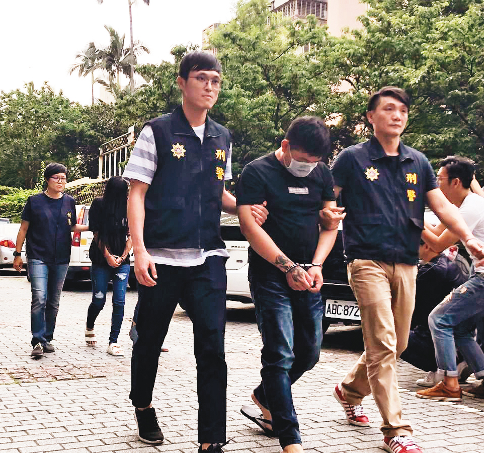 刑事局逮捕涉嫌走私109支槍械的弘仁會分子，主嫌遭求處無期徒刑。（翻攝畫面）