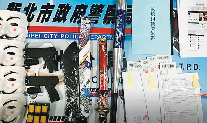 明仁會幫眾戴電影《V怪客》面具(左)暴力討債,並持刀棍、電擊槍重擊被害人。(翻攝畫面)
