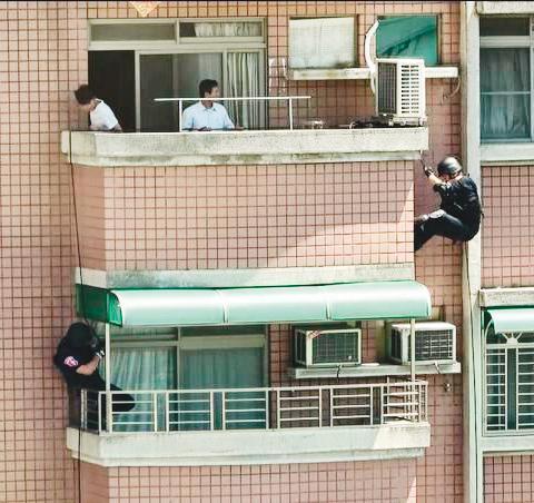 警方以垂降方式進入民宅，攻堅、逮捕弘仁會幹部。（翻攝畫面）