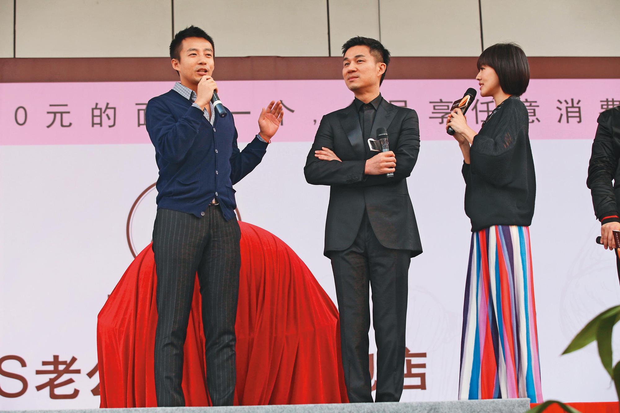 不僅大S、小S(右)一路走來爭議不斷,她們嫁的夫婿汪小菲(左起)和許雅鈞,一言一行也是頗引人注目,毫不低調。(東方IC)