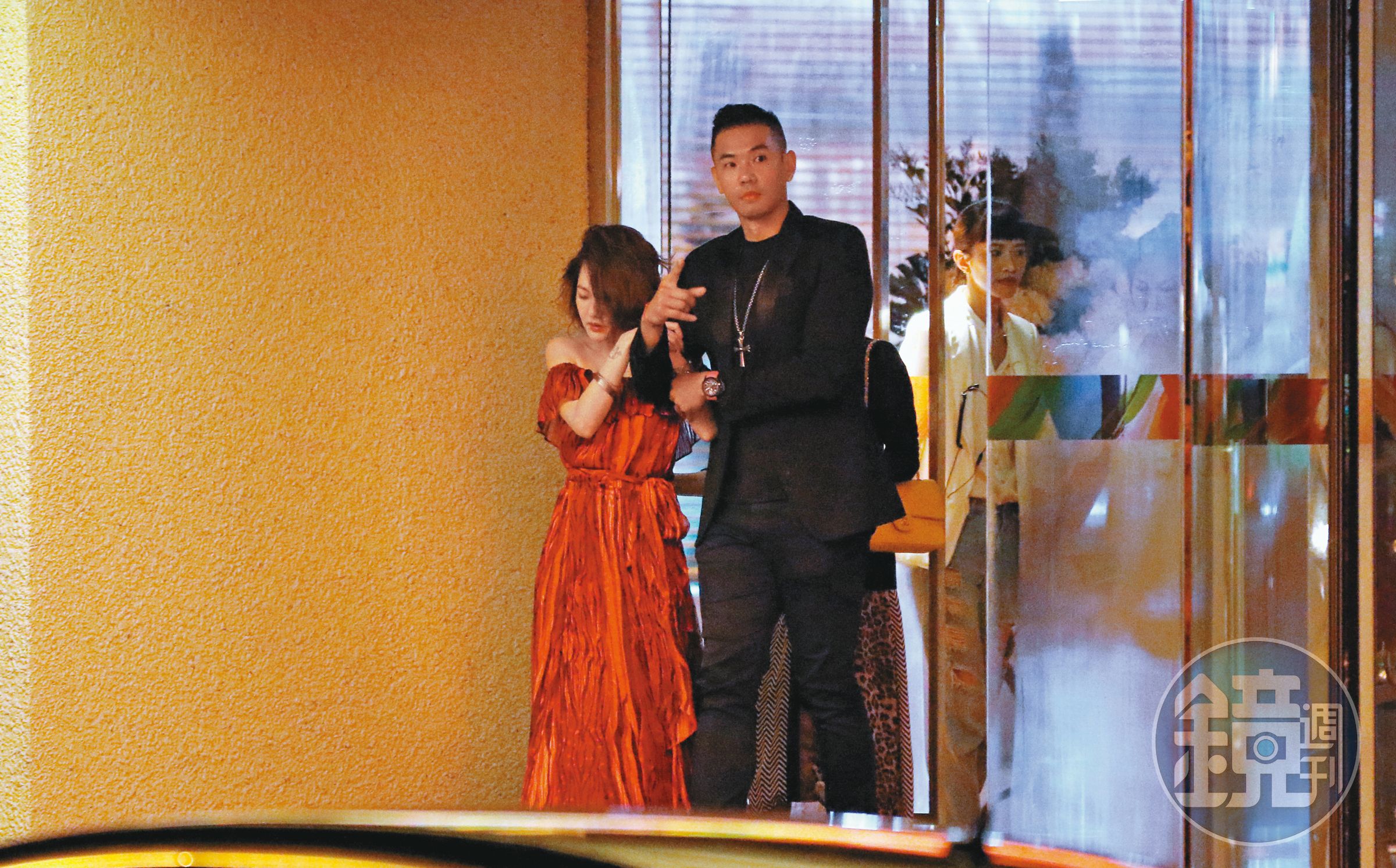 本刊之前曾捕捉到小S（左）在S Hotel喝茫的畫面，不過姐妹的知名度依舊抵擋不過疫情衝擊。中為陳建州。