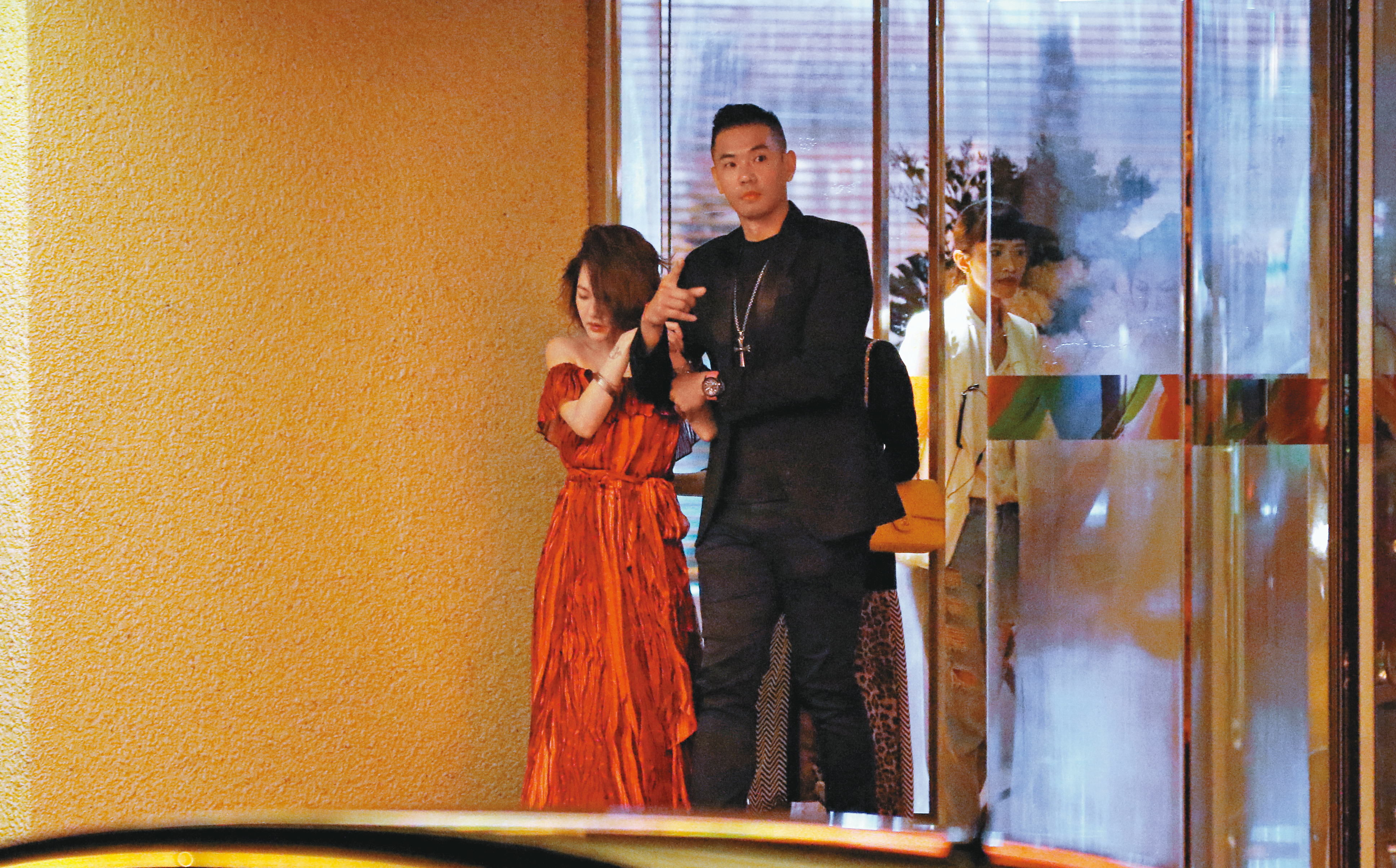 本刊之前曾捕捉到小S（左）在S Hotel喝茫的畫面，不過姐妹的知名度依舊抵擋不過疫情衝擊。中為陳建州。