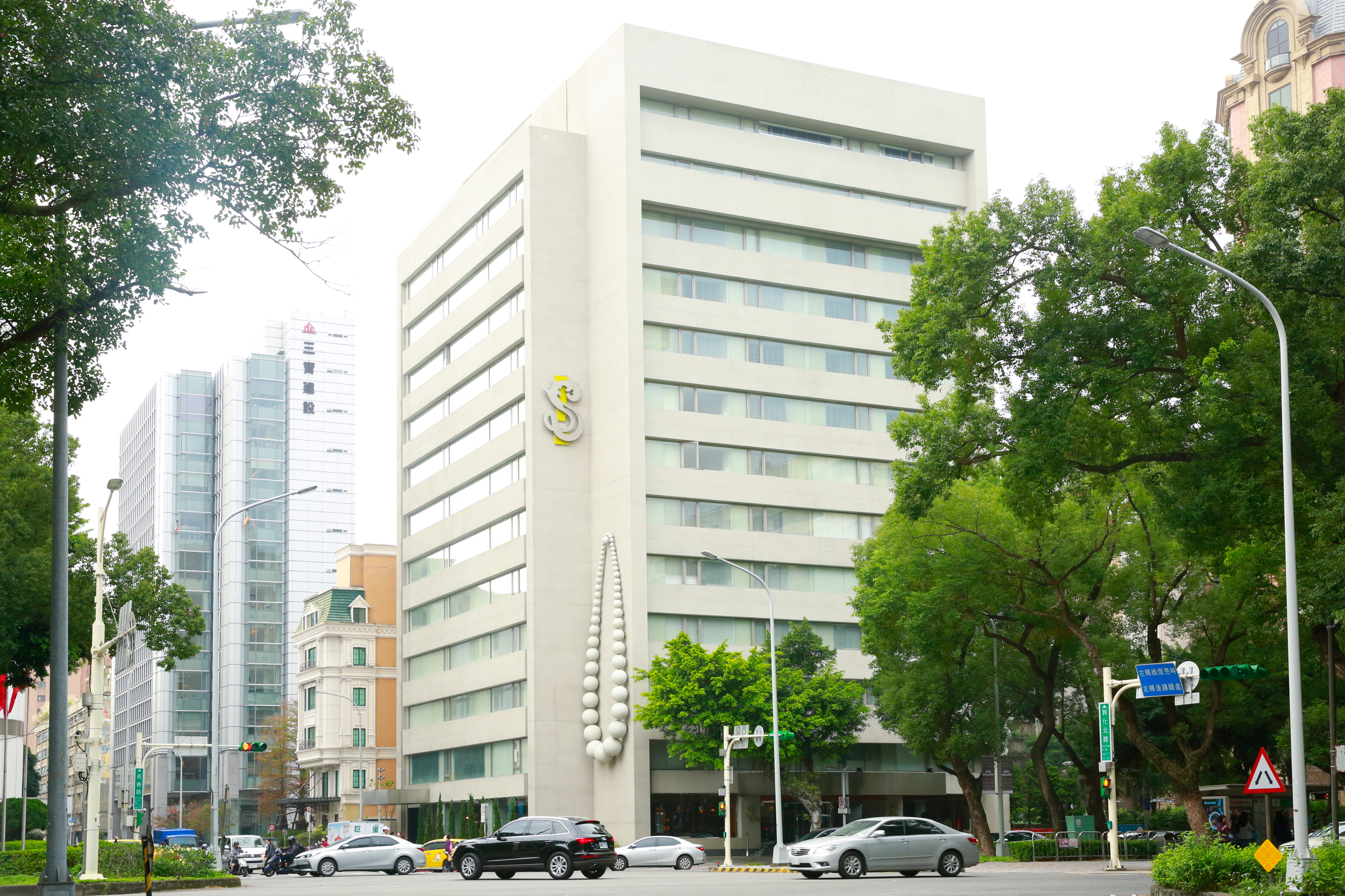 S Hotel的外觀算是獨特，但也讓原本在該地址營業的TGI FRIDAYS餐廳食客無限唏噓。