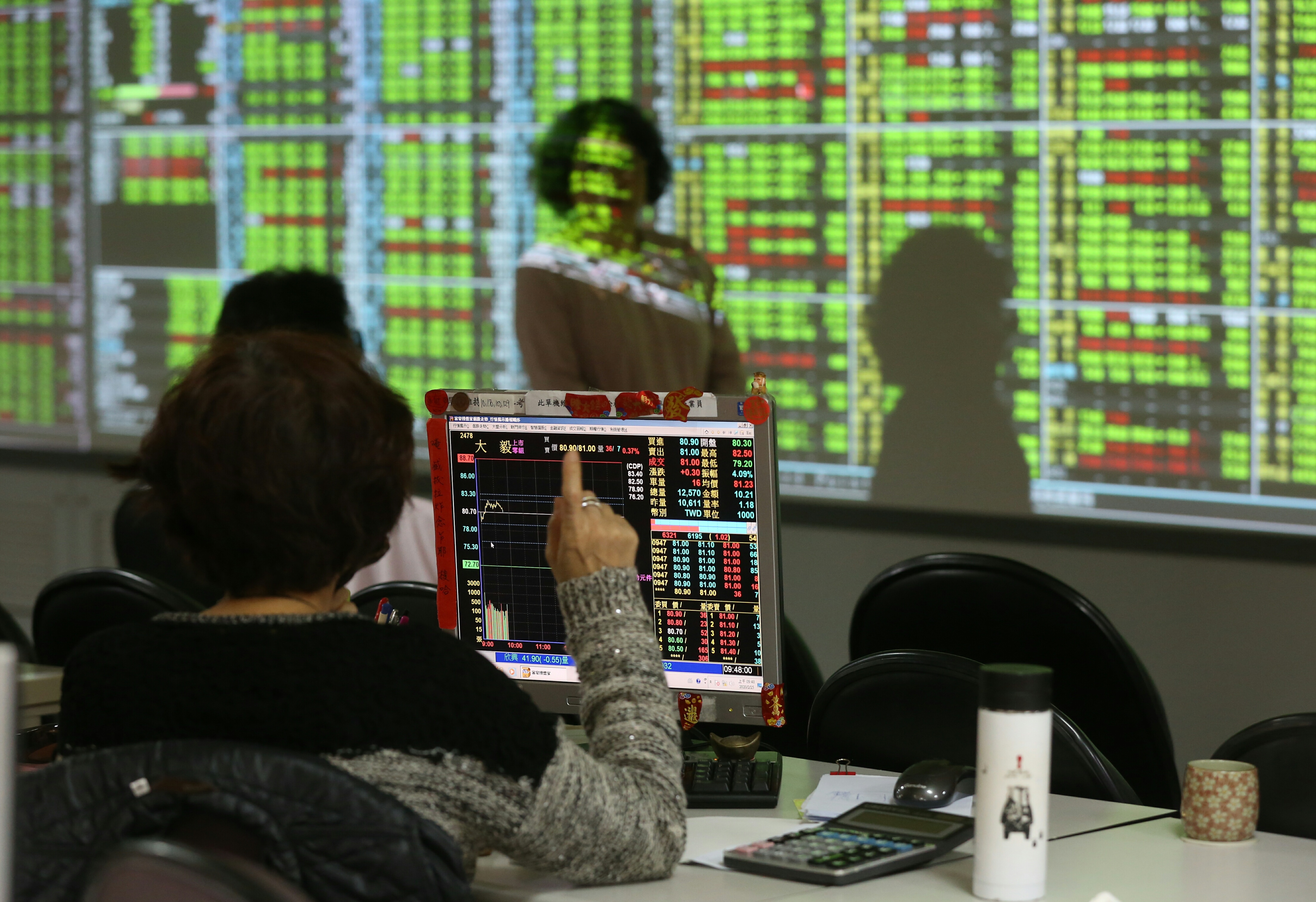 暗黑星期一美股遭大屠殺，道瓊指數崩跌逾千點，台股跌逾百點後收斂。