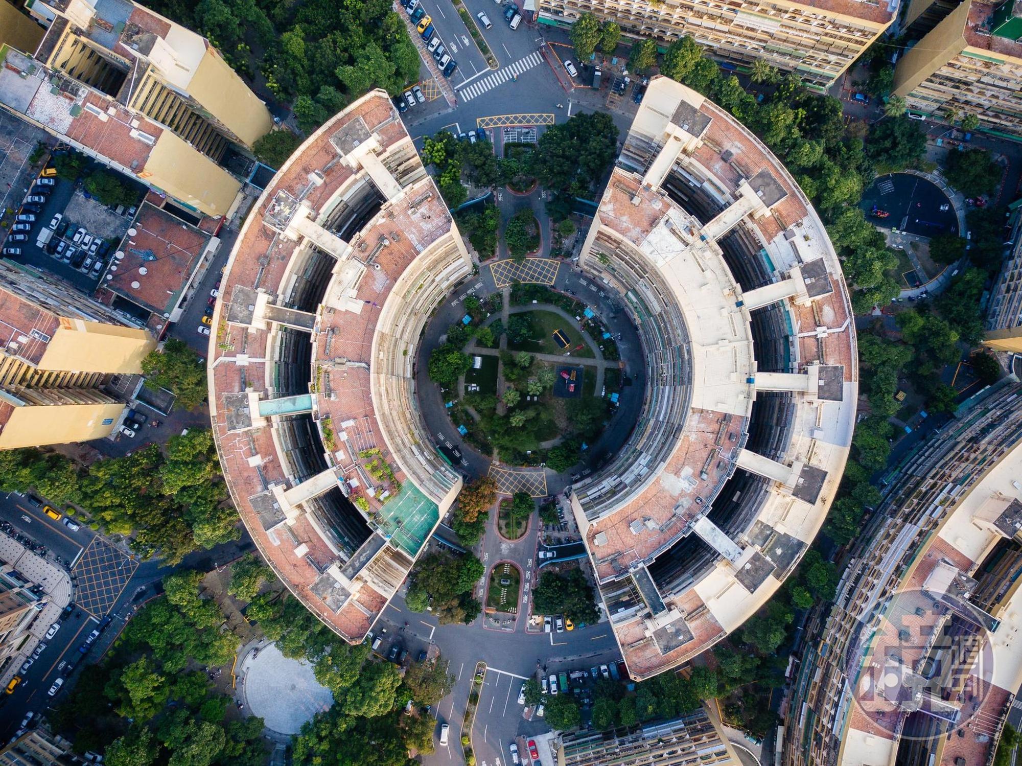 這樣的大樓弧形建築在台灣很少見,也有可能是唯一。