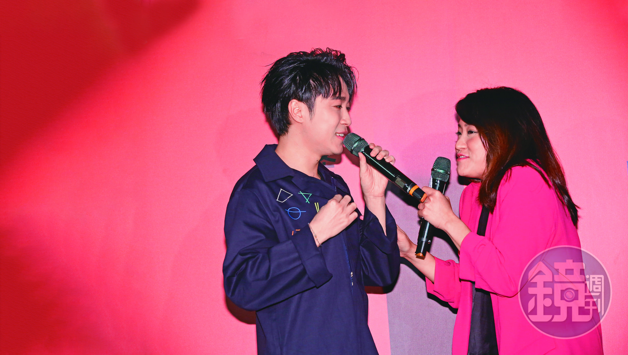 人前賣笑，不過青峰（左）也曾在演唱會透露自己的脆弱，「在這漫長的演唱生涯，每次生命幫我安排一些挫折讓我倒下的時候，我是不可能站起來的，可能會選擇離開。」右為海裕芬。