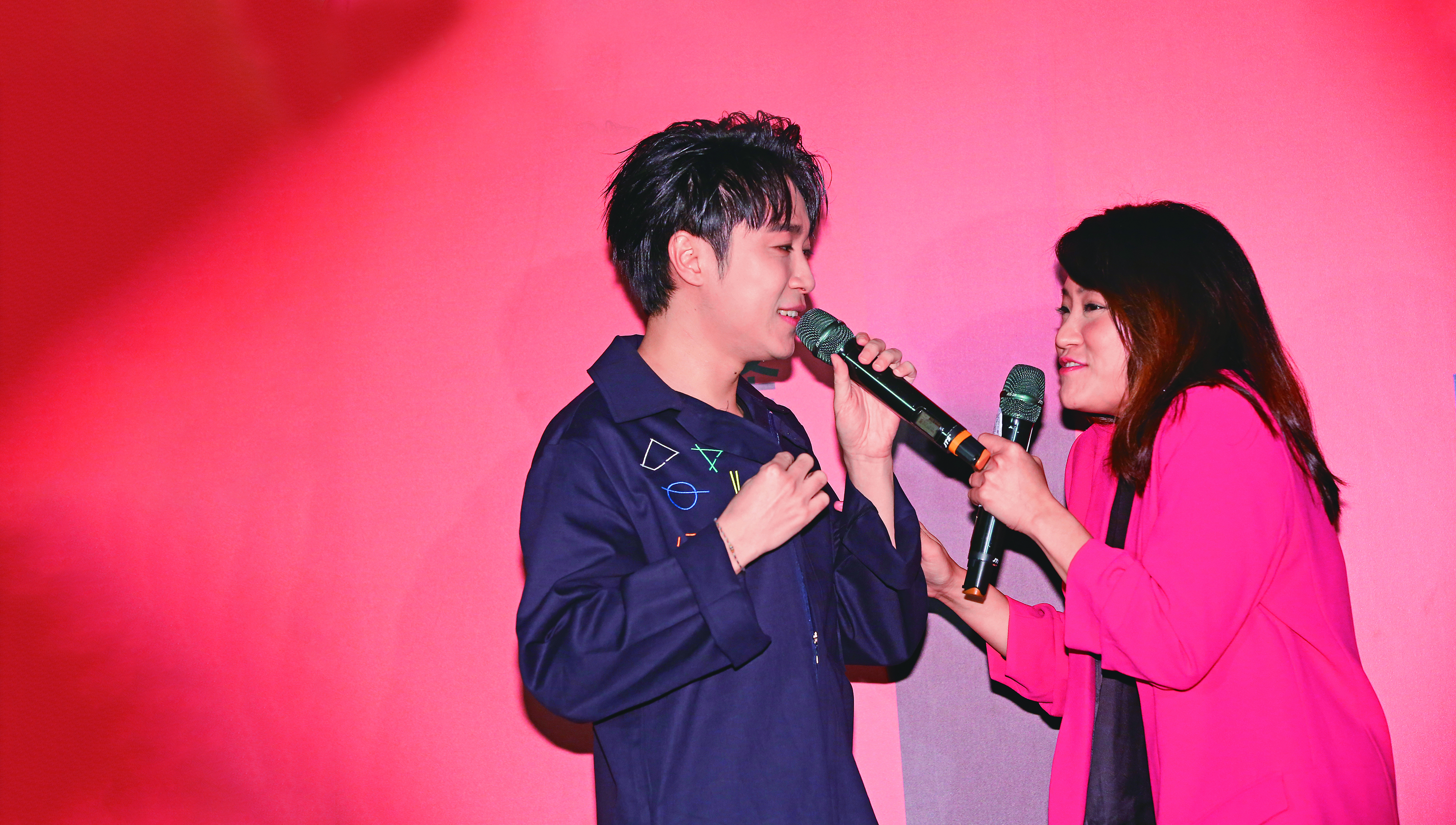 人前賣笑，不過青峰（左）也曾在演唱會透露自己的脆弱，「在這漫長的演唱生涯，每次生命幫我安排一些挫折讓我倒下的時候，我是不可能站起來的，可能會選擇離開。」右為海裕芬。