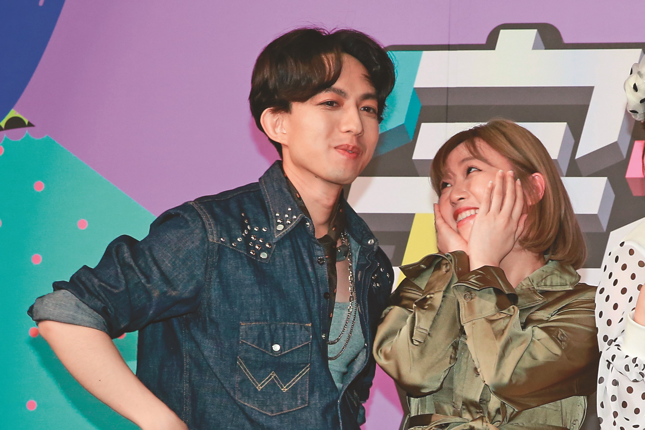 茵聲（右）坦承過去非常在意酸民們的留言，而她對林宥嘉（左）的傾慕也是毫不掩飾，果然相當容易入戲。