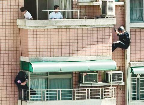 警方以垂降方式進入民宅，攻堅、逮捕弘仁會幹部。（翻攝畫面）