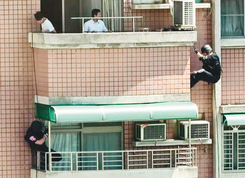 警方以垂降方式進入民宅，攻堅、逮捕弘仁會幹部。（翻攝畫面）