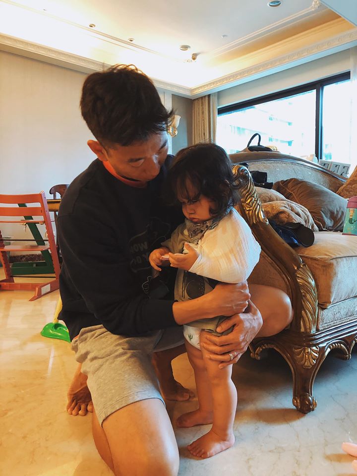 Olie從一米三床鋪圍欄摔落，鎖骨當場斷成2截，所幸不需要手術，目前已無大礙。（翻攝自隋棠 Sonia Sui臉書）