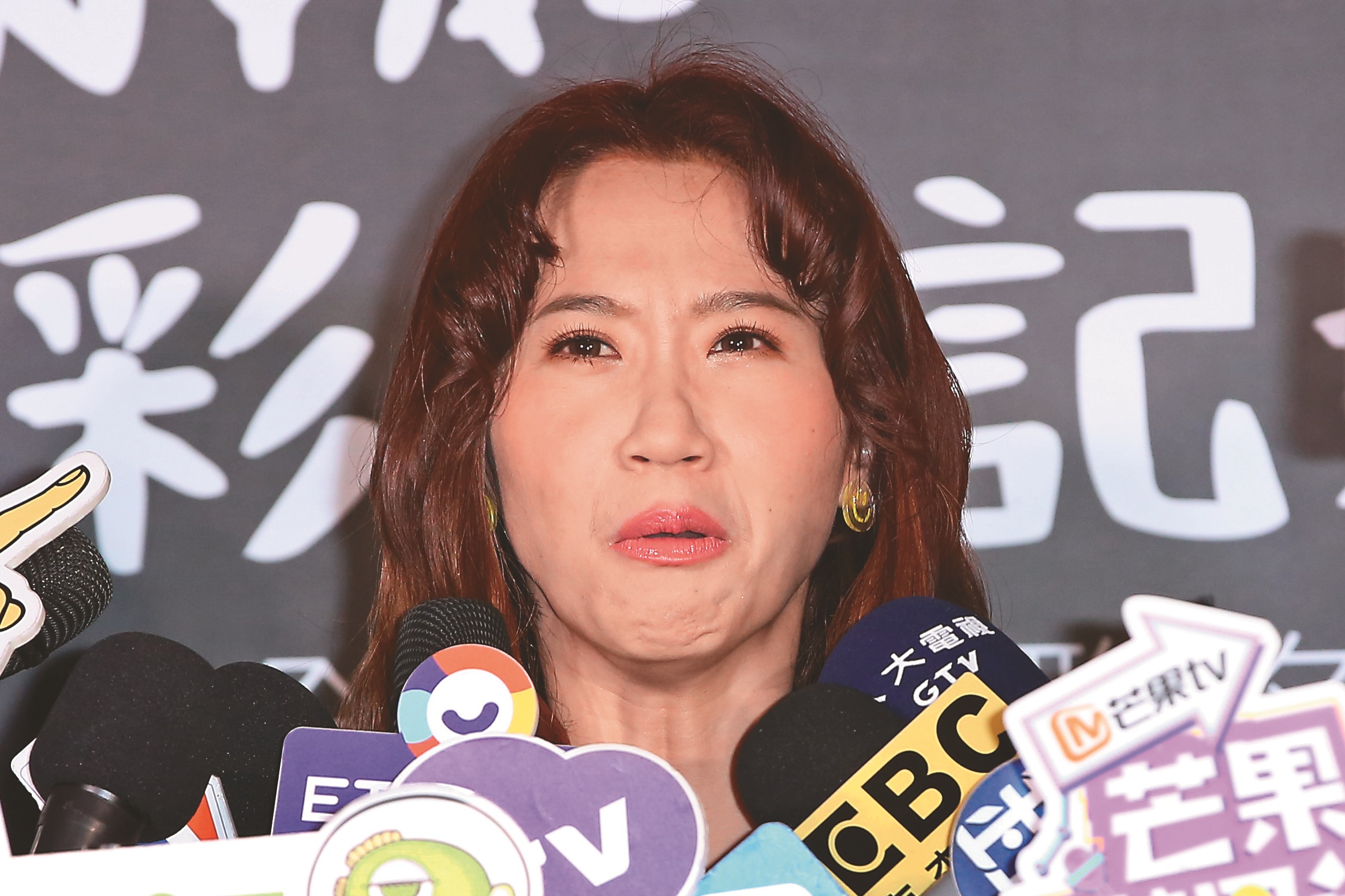 出席彩妝活動，Lulu講到激動處，全臉乍現詭異小小凹凸。