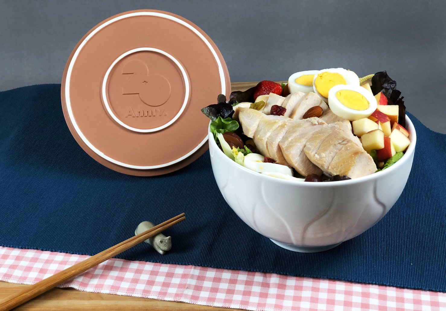 陶博館今年推出的新梅甕《鶯歌Bowl》，褐色甕蓋特別使用鶯歌在地尖山堆黑土製成，可當一般陶盤使用。（新北市立鶯歌陶瓷博物館提供）