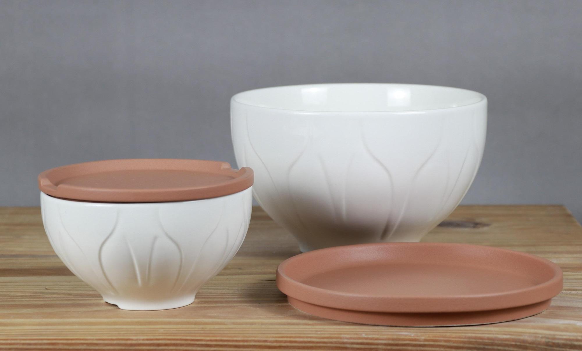 今年推出《鶯歌Bowl》大、小兩款梅甕,大款可做為沙拉碗、湯碗;小碗加上蓋子與黏扣帶,變成便當盒。(新北市立鶯歌陶瓷博物館提供)
