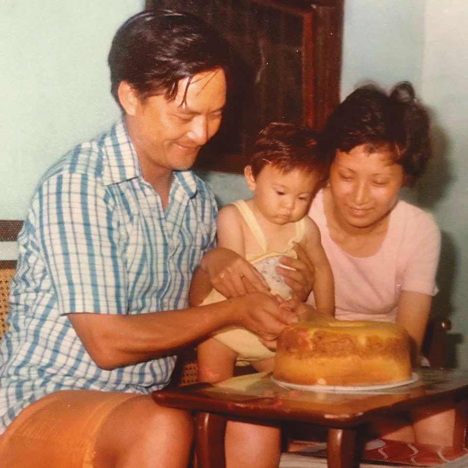 劉真一家人感情深厚,她生日時曾於臉書貼出孩提時代與父母一起切蛋糕的老照片。(翻攝自劉真臉書)