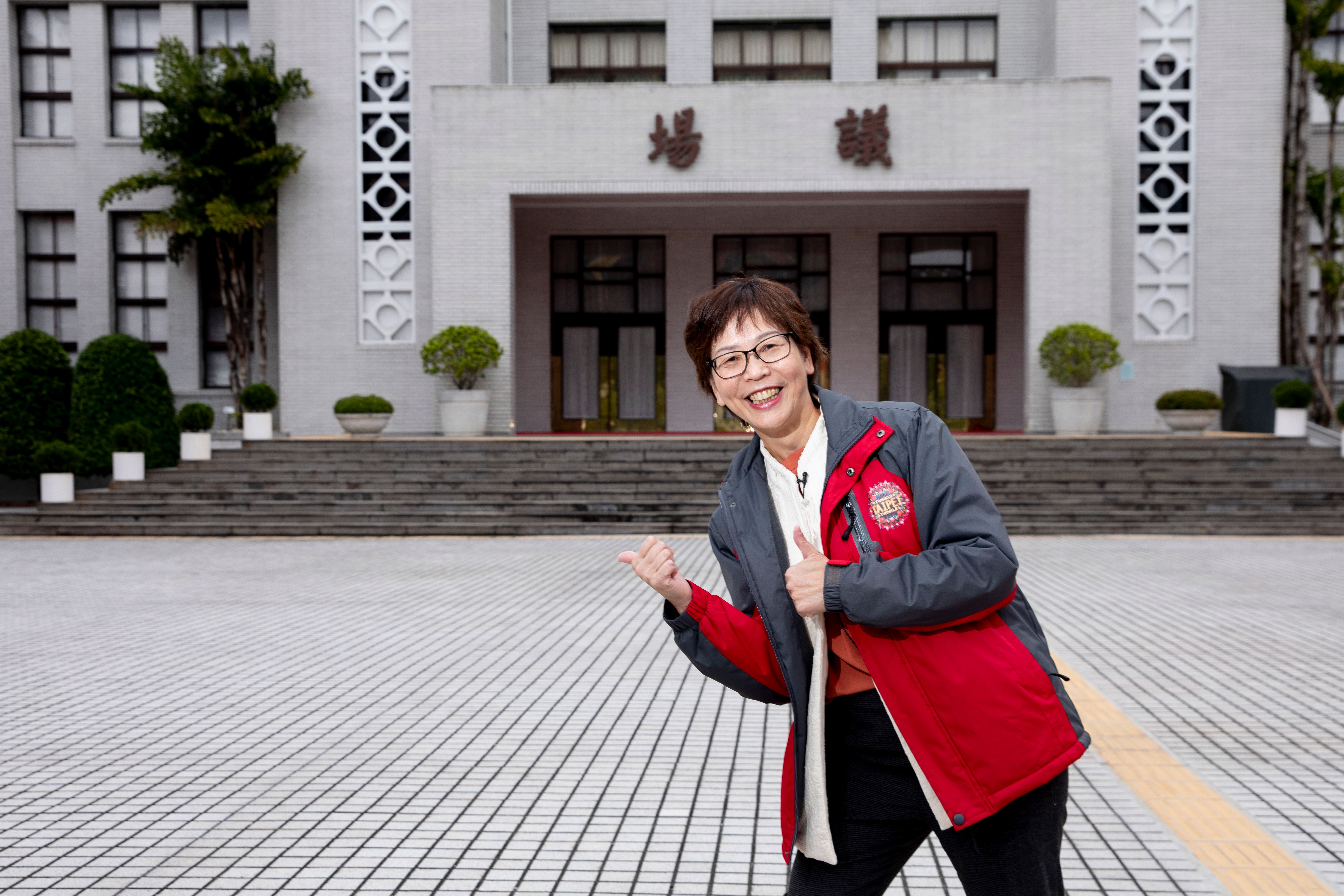 我們請新科立委蔡壁如到議場前拍照，她立刻擺出俏皮活潑的動作，私底下親和力十足，配合度高。