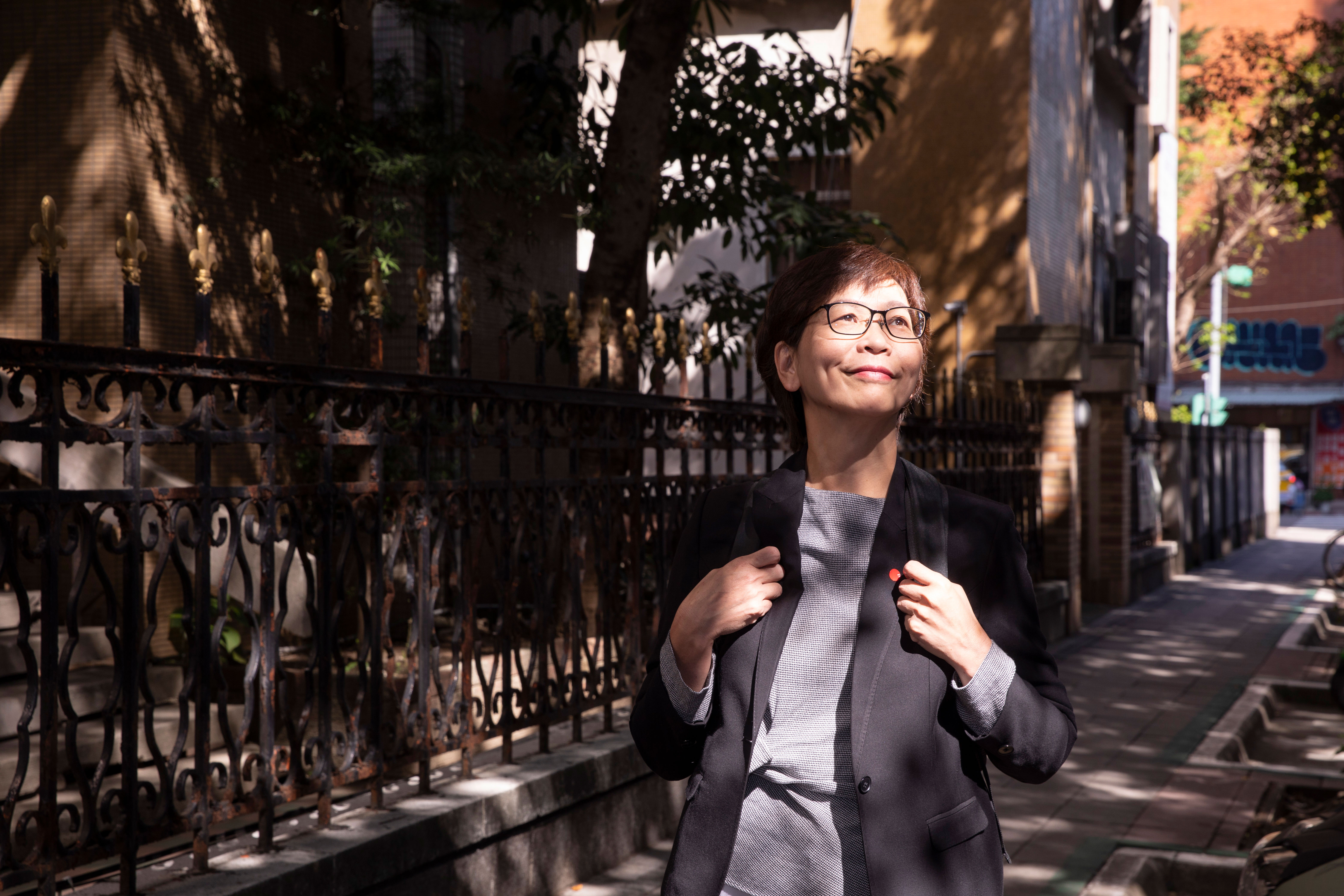 蔡壁如的脣形嘴角上揚，不說話時感覺也在微笑。