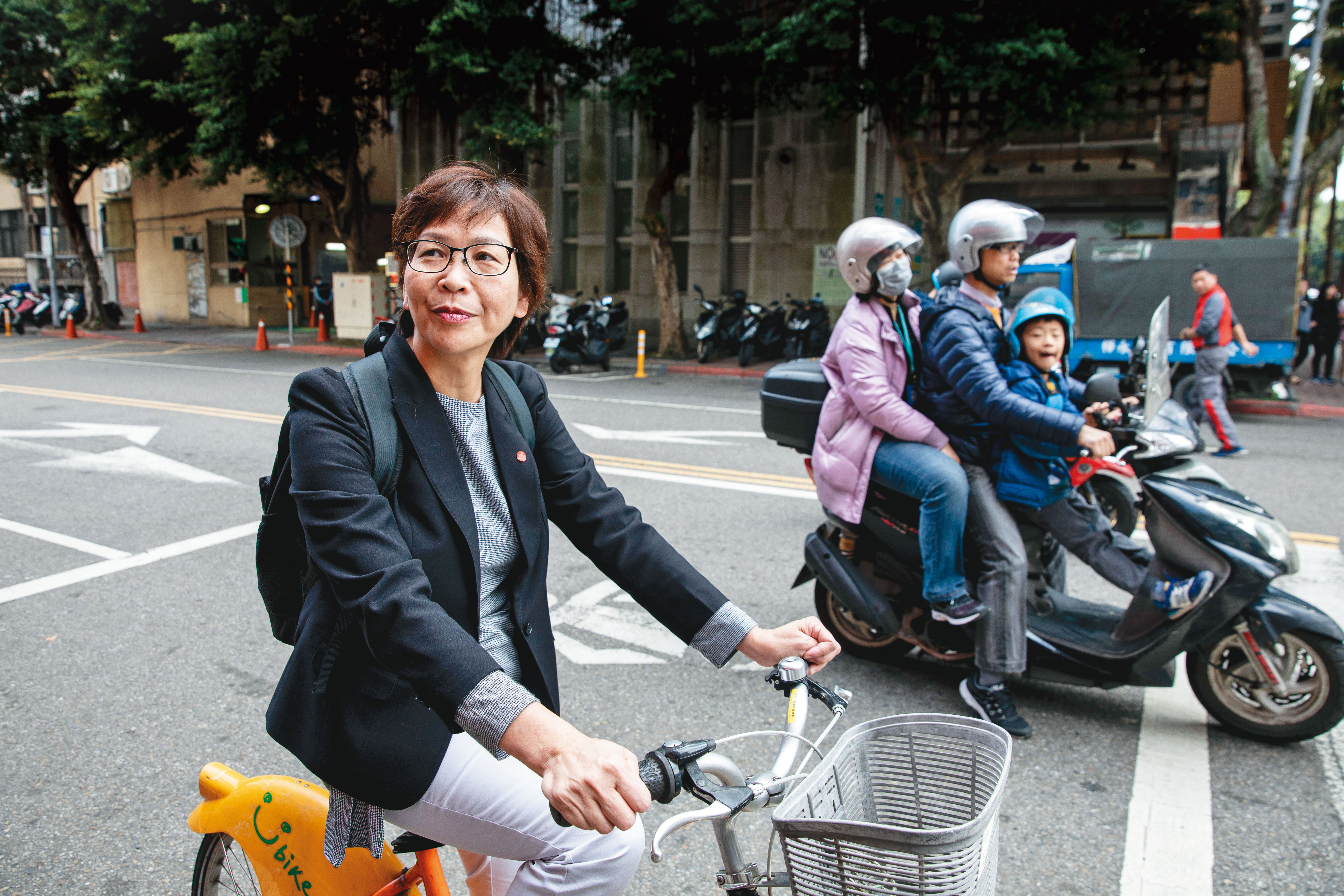 蔡壁如重視環保，強調自己不用汽、機車，平日搭捷運、騎Ubike或走路通勤。