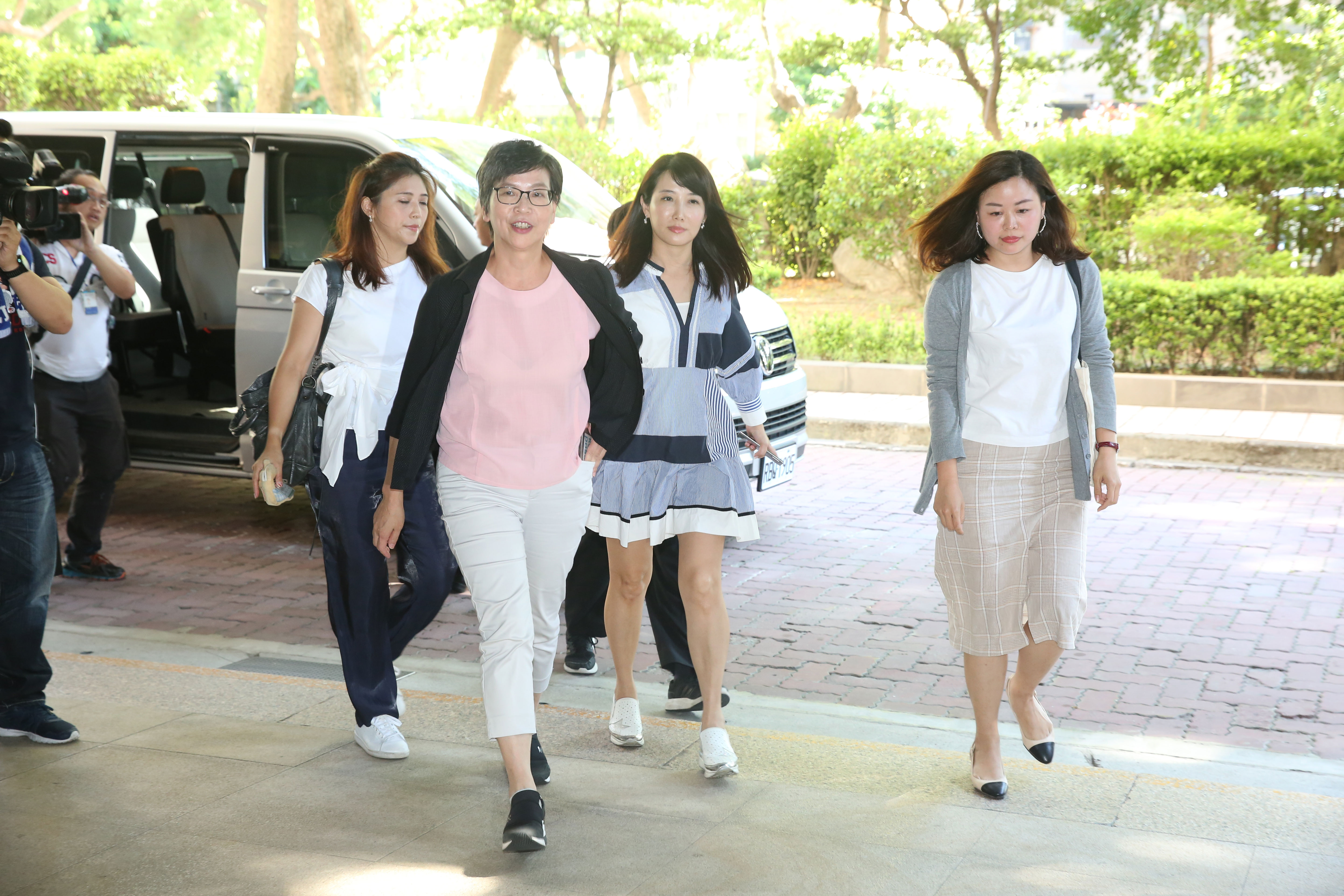去年9月，台北市長柯文哲、鴻海集團創辦人郭台銘，及前立法院長王金平一度合盟，分別派蔡壁如（左2）、蔡沁瑜（右2），和林思慧（右）代表3人，前往中選會了解總統登記及連署事宜，郭台銘曾給予蔡壁如極高的評價。